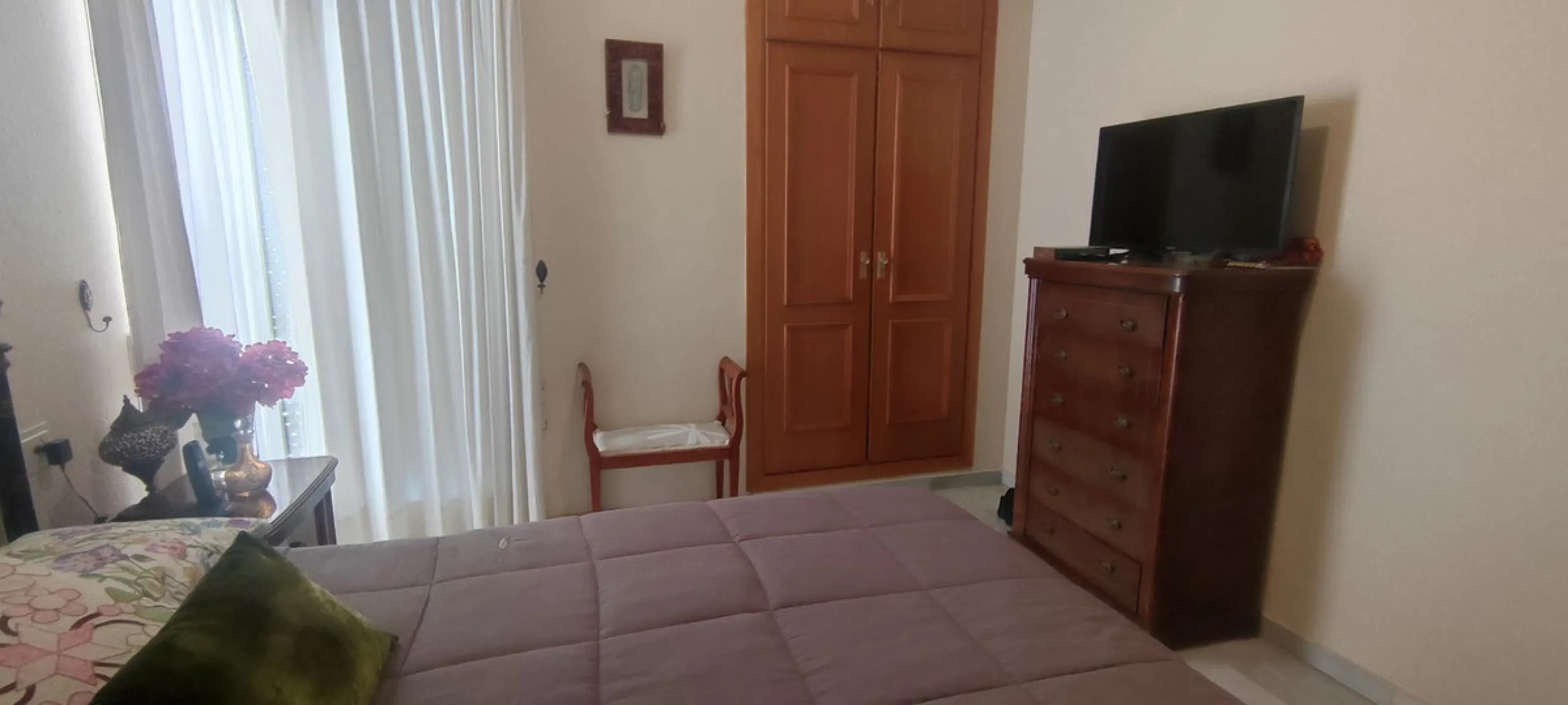 Penthouse with magnificent terrace in one of the most exclusive and sought after neighbourhoods in the city of Malaga. Located in El Limonar, a quiet and residential area, but at the same time next to all the shops and services. A bus line in the same str