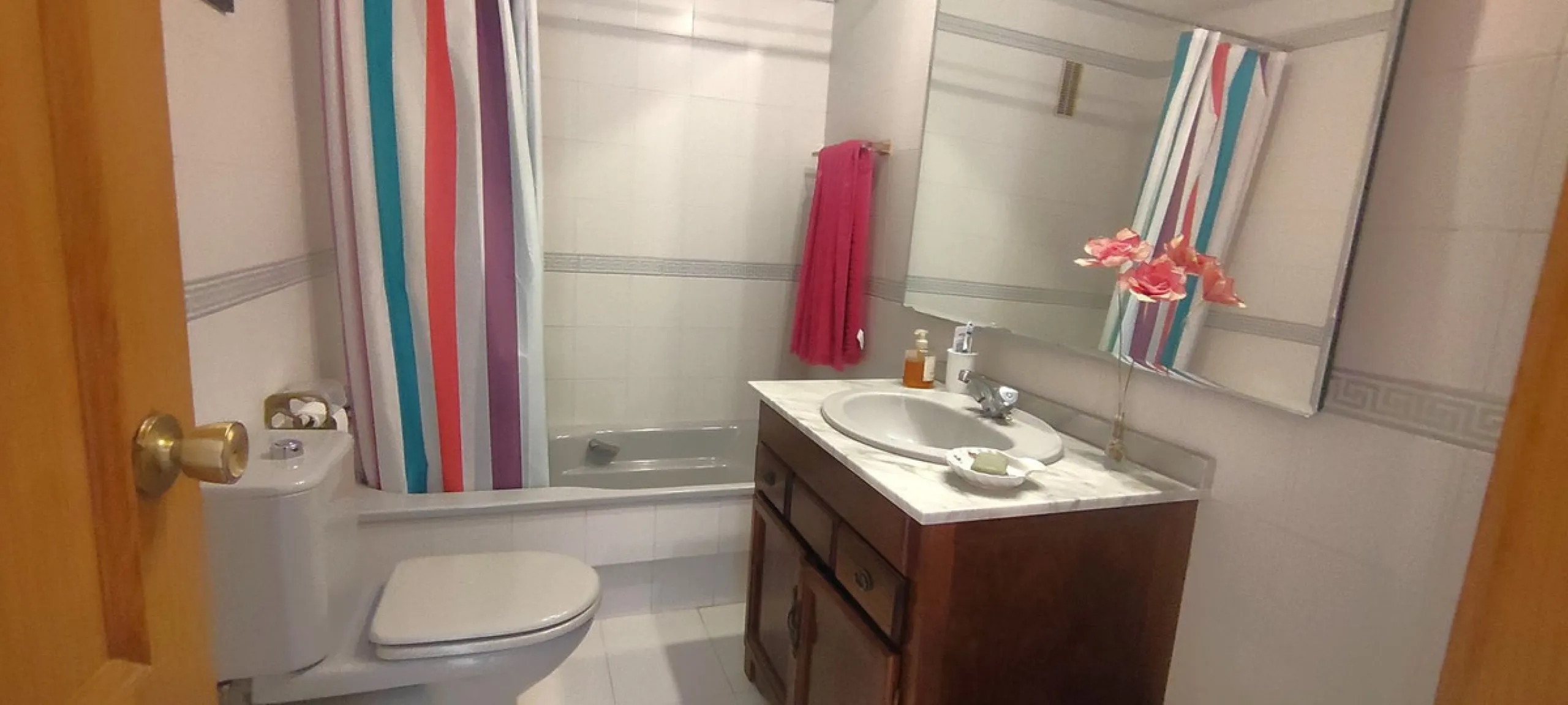Penthouse with magnificent terrace in one of the most exclusive and sought after neighbourhoods in the city of Malaga. Located in El Limonar, a quiet and residential area, but at the same time next to all the shops and services. A bus line in the same str