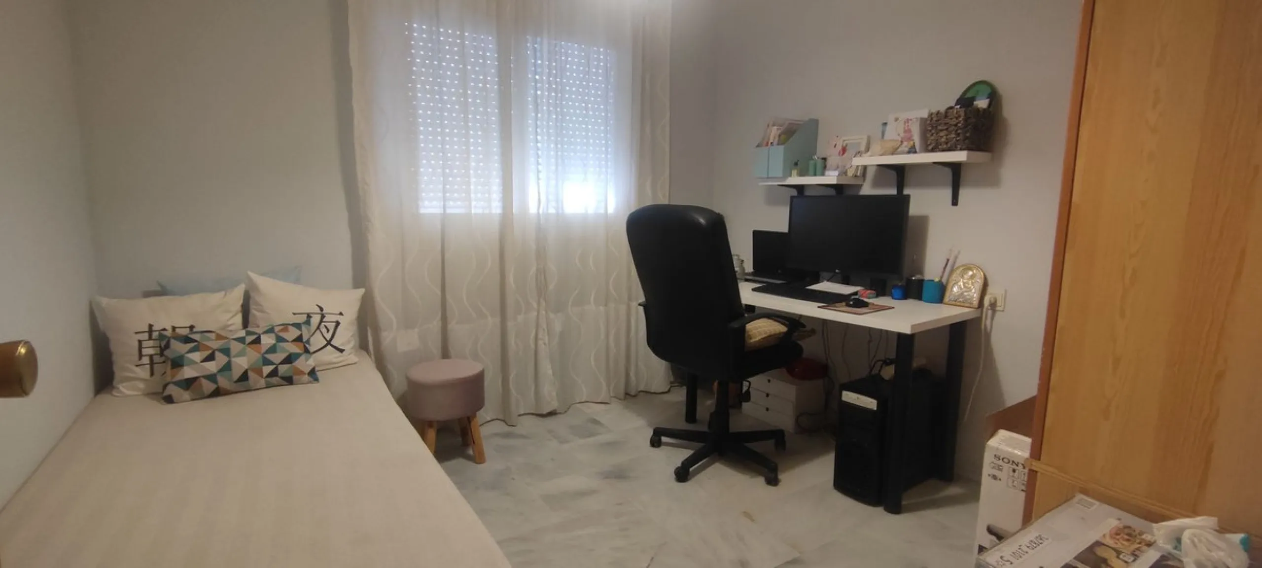 Penthouse with magnificent terrace in one of the most exclusive and sought after neighbourhoods in the city of Malaga. Located in El Limonar, a quiet and residential area, but at the same time next to all the shops and services. A bus line in the same str