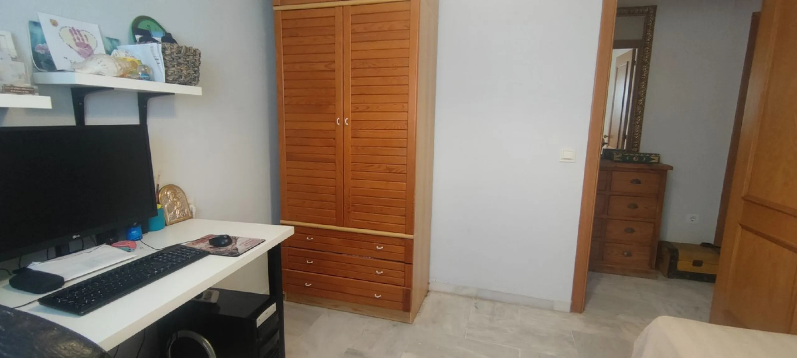 Penthouse with magnificent terrace in one of the most exclusive and sought after neighbourhoods in the city of Malaga. Located in El Limonar, a quiet and residential area, but at the same time next to all the shops and services. A bus line in the same str