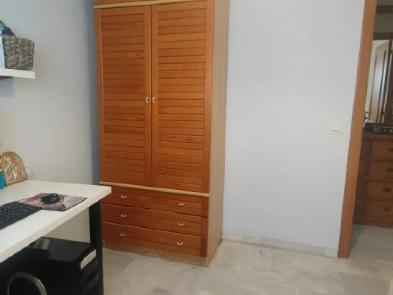 Penthouse with magnificent terrace in one of the most exclusive and sought after neighbourhoods in the city of Malaga. Located in El Limonar, a quiet and residential area, but at the same time next to all the shops and services. A bus line in the same str