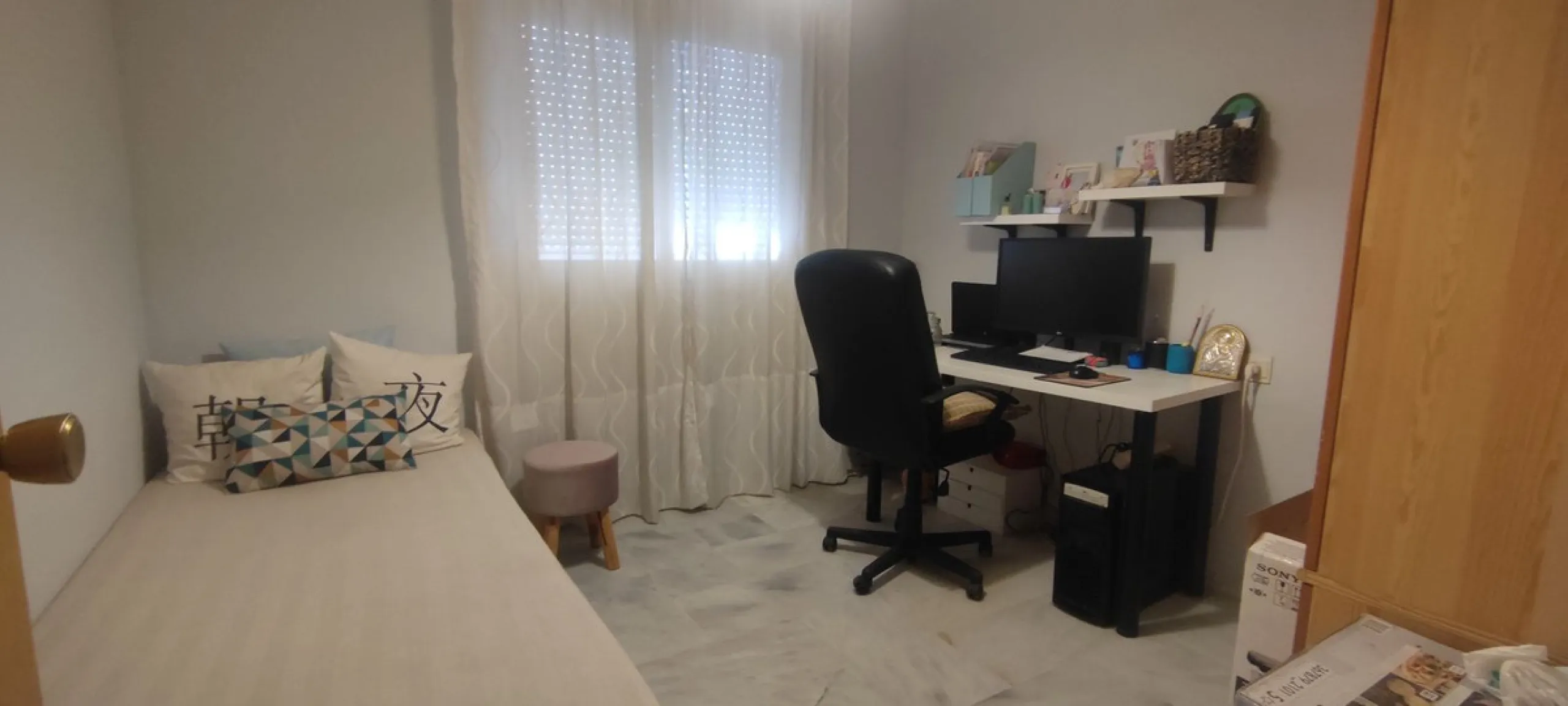 Penthouse with magnificent terrace in one of the most exclusive and sought after neighbourhoods in the city of Malaga. Located in El Limonar, a quiet and residential area, but at the same time next to all the shops and services. A bus line in the same str