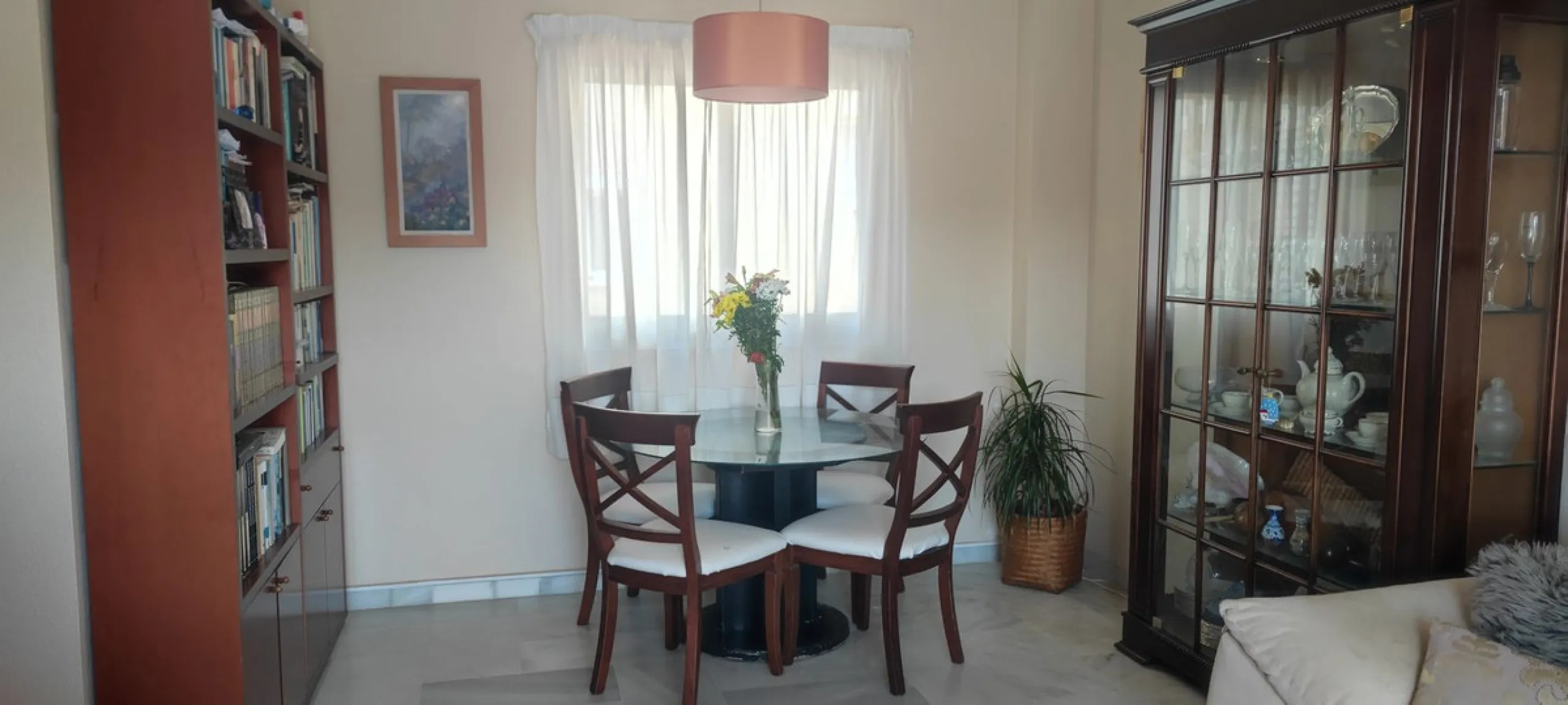 Penthouse with magnificent terrace in one of the most exclusive and sought after neighbourhoods in the city of Malaga. Located in El Limonar, a quiet and residential area, but at the same time next to all the shops and services. A bus line in the same str
