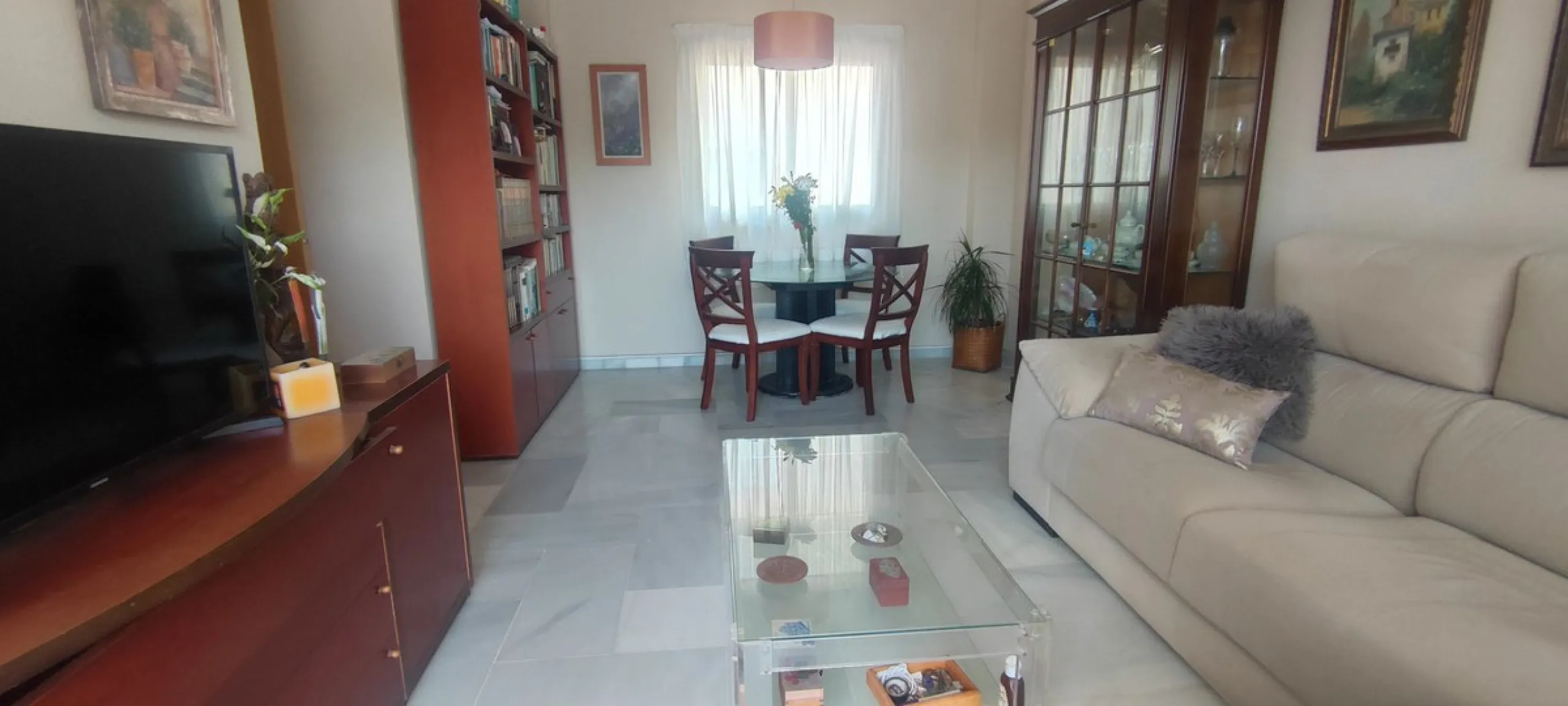 Penthouse with magnificent terrace in one of the most exclusive and sought after neighbourhoods in the city of Malaga. Located in El Limonar, a quiet and residential area, but at the same time next to all the shops and services. A bus line in the same str