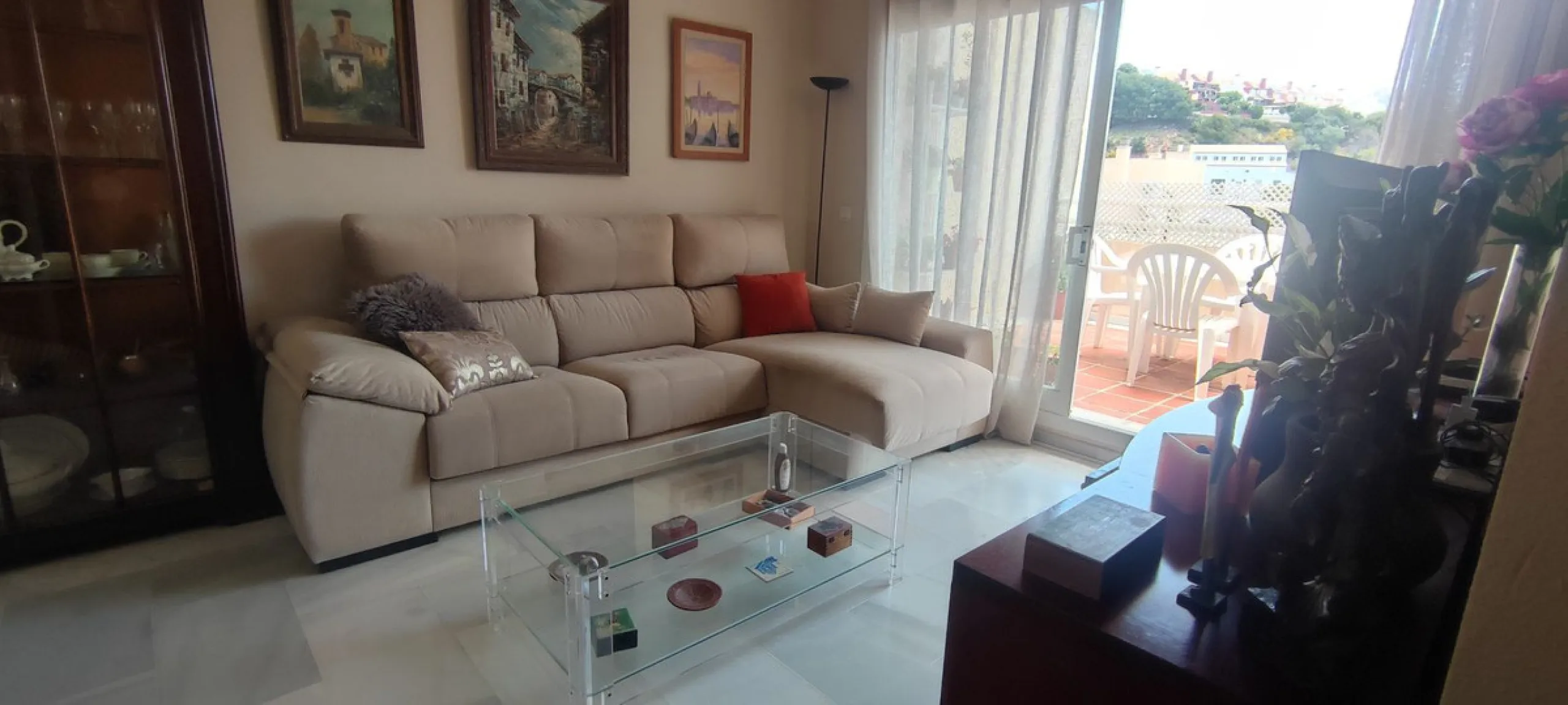 Penthouse with magnificent terrace in one of the most exclusive and sought after neighbourhoods in the city of Malaga. Located in El Limonar, a quiet and residential area, but at the same time next to all the shops and services. A bus line in the same str