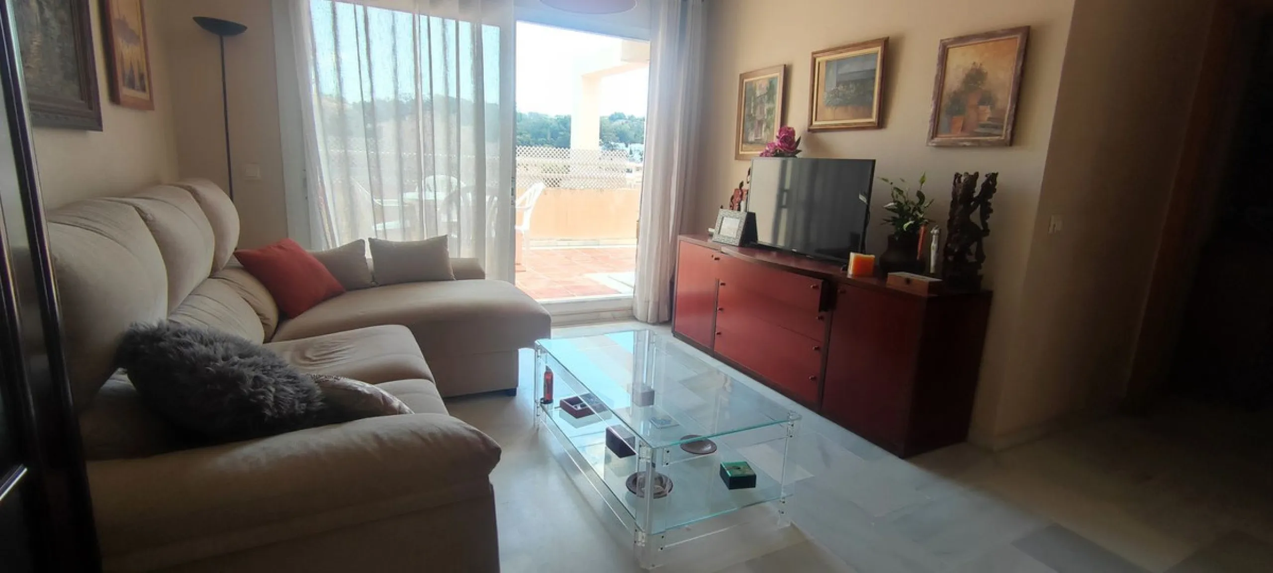 Penthouse with magnificent terrace in one of the most exclusive and sought after neighbourhoods in the city of Malaga. Located in El Limonar, a quiet and residential area, but at the same time next to all the shops and services. A bus line in the same str