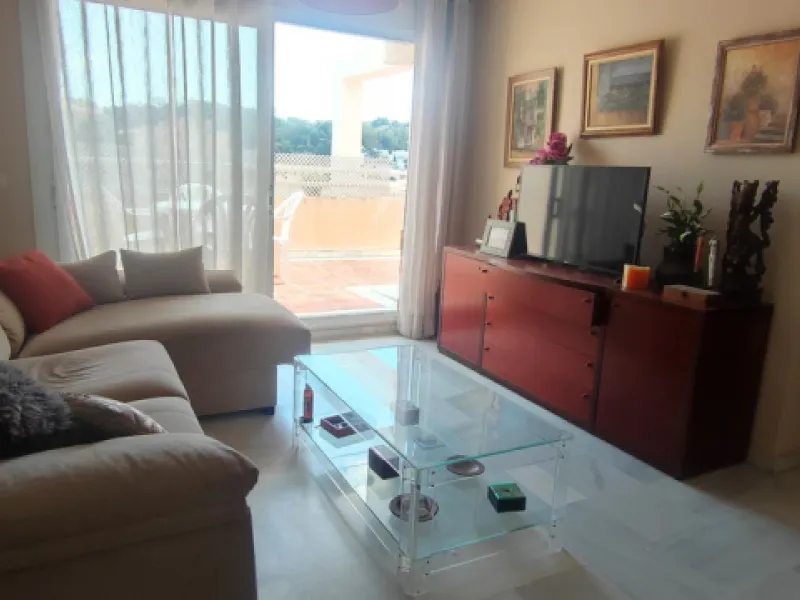 Penthouse with magnificent terrace in one of the most exclusive and sought after neighbourhoods in the city of Malaga. Located in El Limonar, a quiet and residential area, but at the same time next to all the shops and services. A bus line in the same str