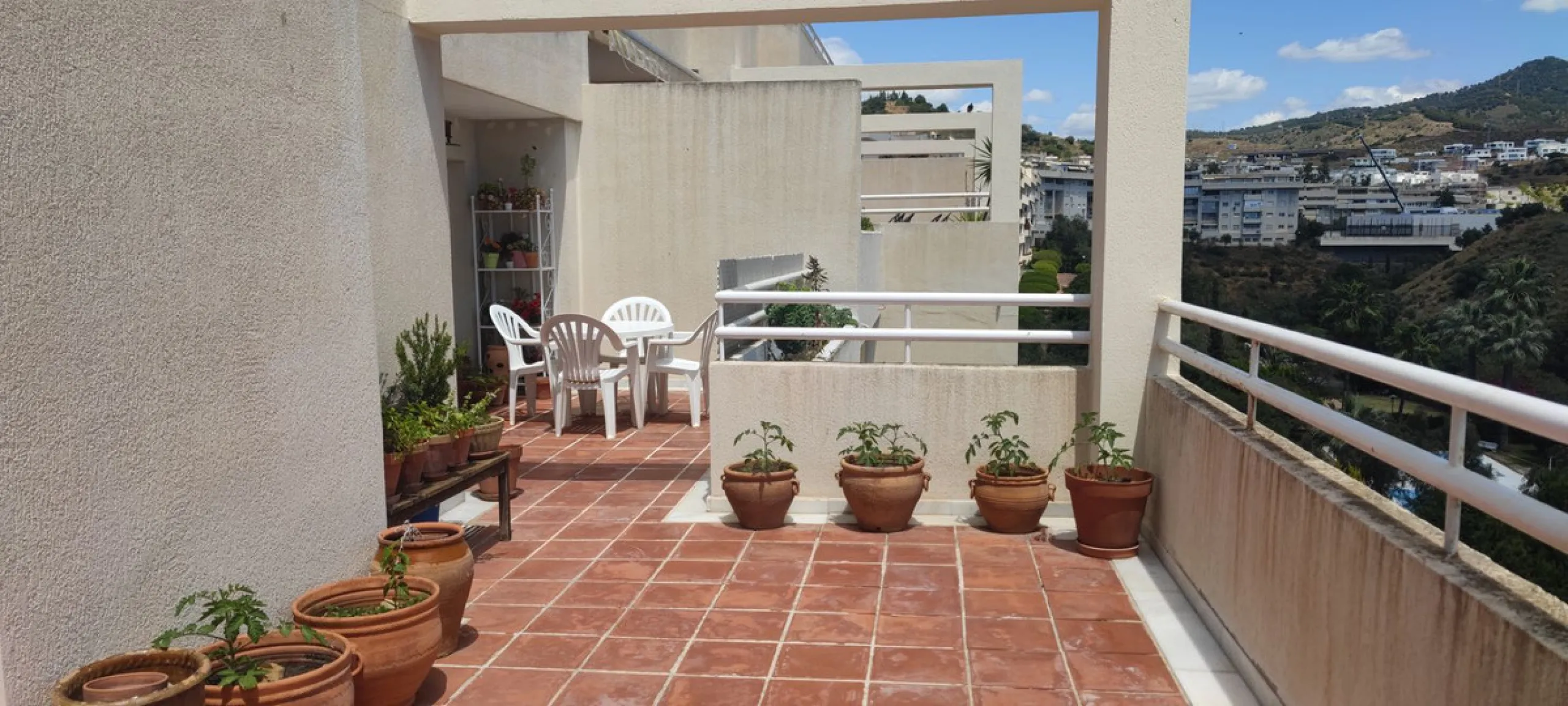 Penthouse with magnificent terrace in one of the most exclusive and sought after neighbourhoods in the city of Malaga. Located in El Limonar, a quiet and residential area, but at the same time next to all the shops and services. A bus line in the same str