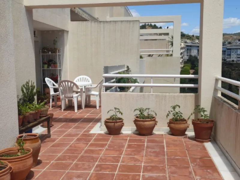 Penthouse with magnificent terrace in one of the most exclusive and sought after neighbourhoods in the city of Malaga. Located in El Limonar, a quiet and residential area, but at the same time next to all the shops and services. A bus line in the same str