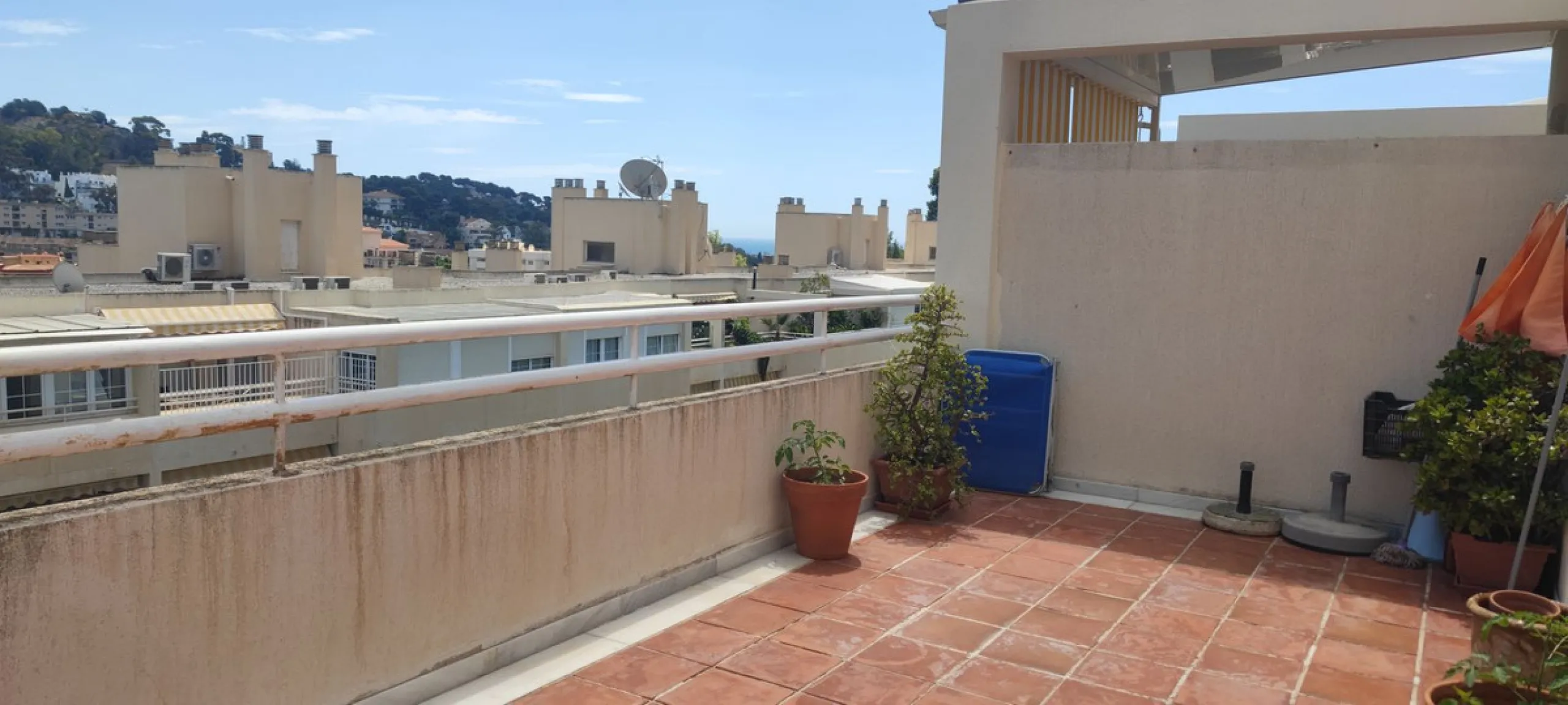 Penthouse with magnificent terrace in one of the most exclusive and sought after neighbourhoods in the city of Malaga. Located in El Limonar, a quiet and residential area, but at the same time next to all the shops and services. A bus line in the same str