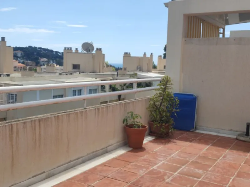 Penthouse with magnificent terrace in one of the most exclusive and sought after neighbourhoods in the city of Malaga. Located in El Limonar, a quiet and residential area, but at the same time next to all the shops and services. A bus line in the same str