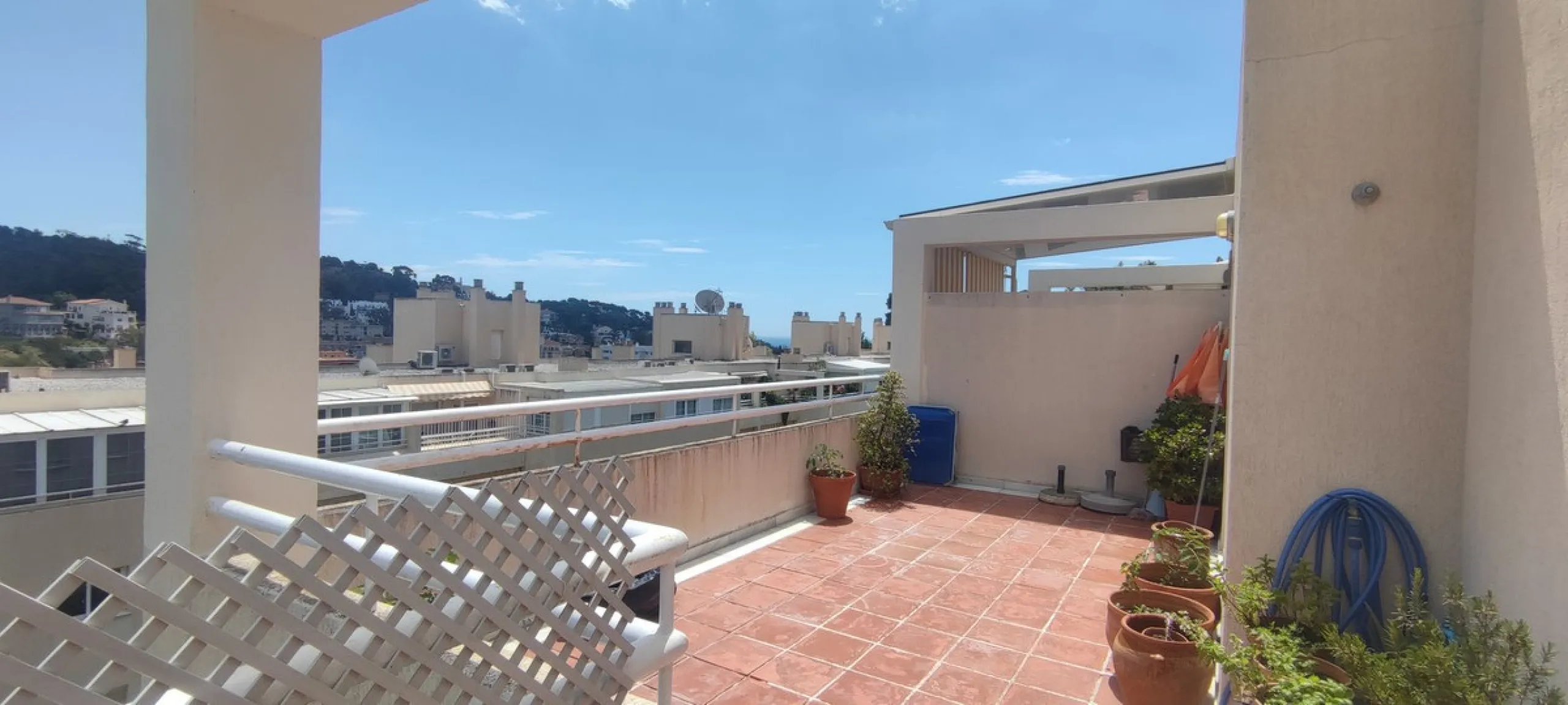 Penthouse with magnificent terrace in one of the most exclusive and sought after neighbourhoods in the city of Malaga. Located in El Limonar, a quiet and residential area, but at the same time next to all the shops and services. A bus line in the same str