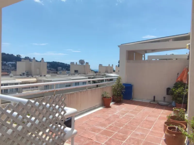 Penthouse with magnificent terrace in one of the most exclusive and sought after neighbourhoods in the city of Malaga. Located in El Limonar, a quiet and residential area, but at the same time next to all the shops and services. A bus line in the same str