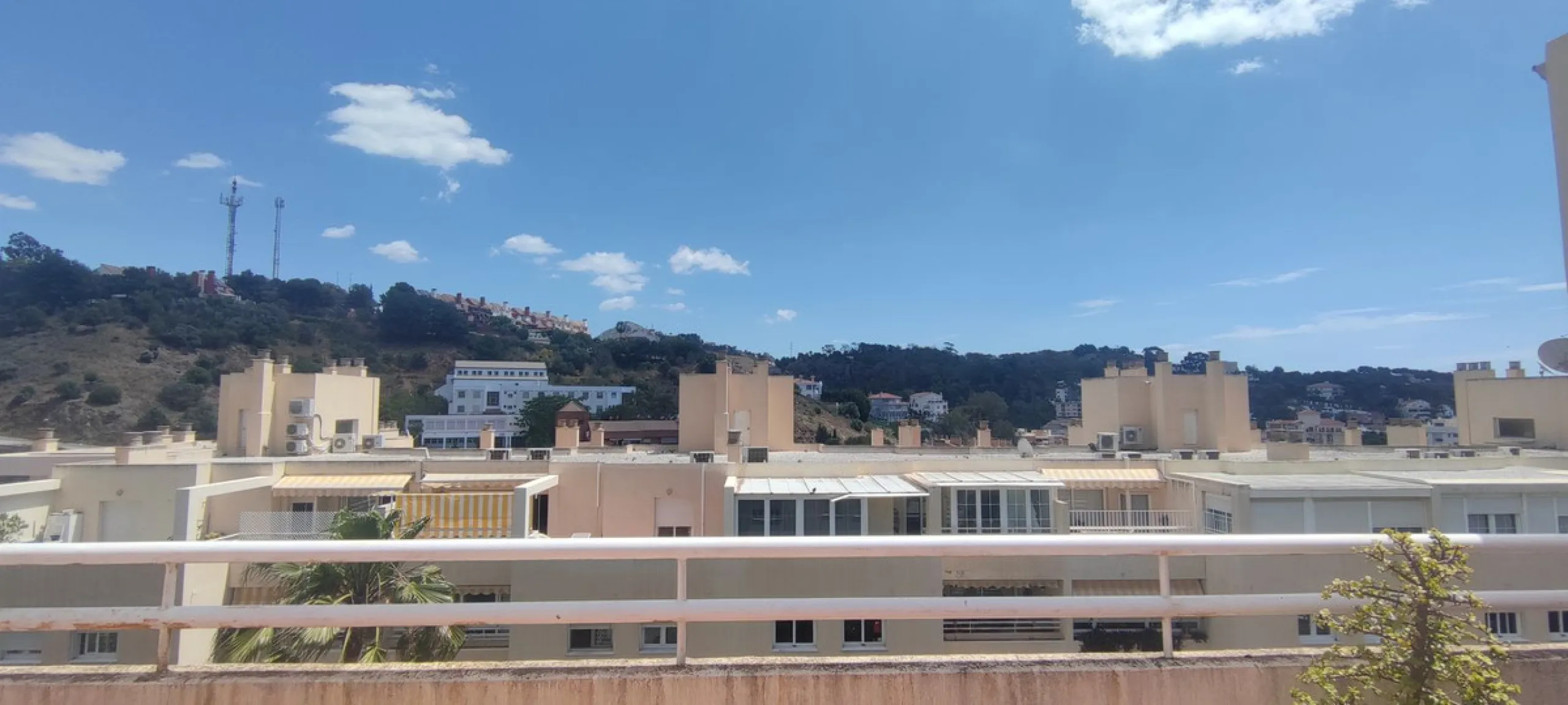 Penthouse with magnificent terrace in one of the most exclusive and sought after neighbourhoods in the city of Malaga. Located in El Limonar, a quiet and residential area, but at the same time next to all the shops and services. A bus line in the same str