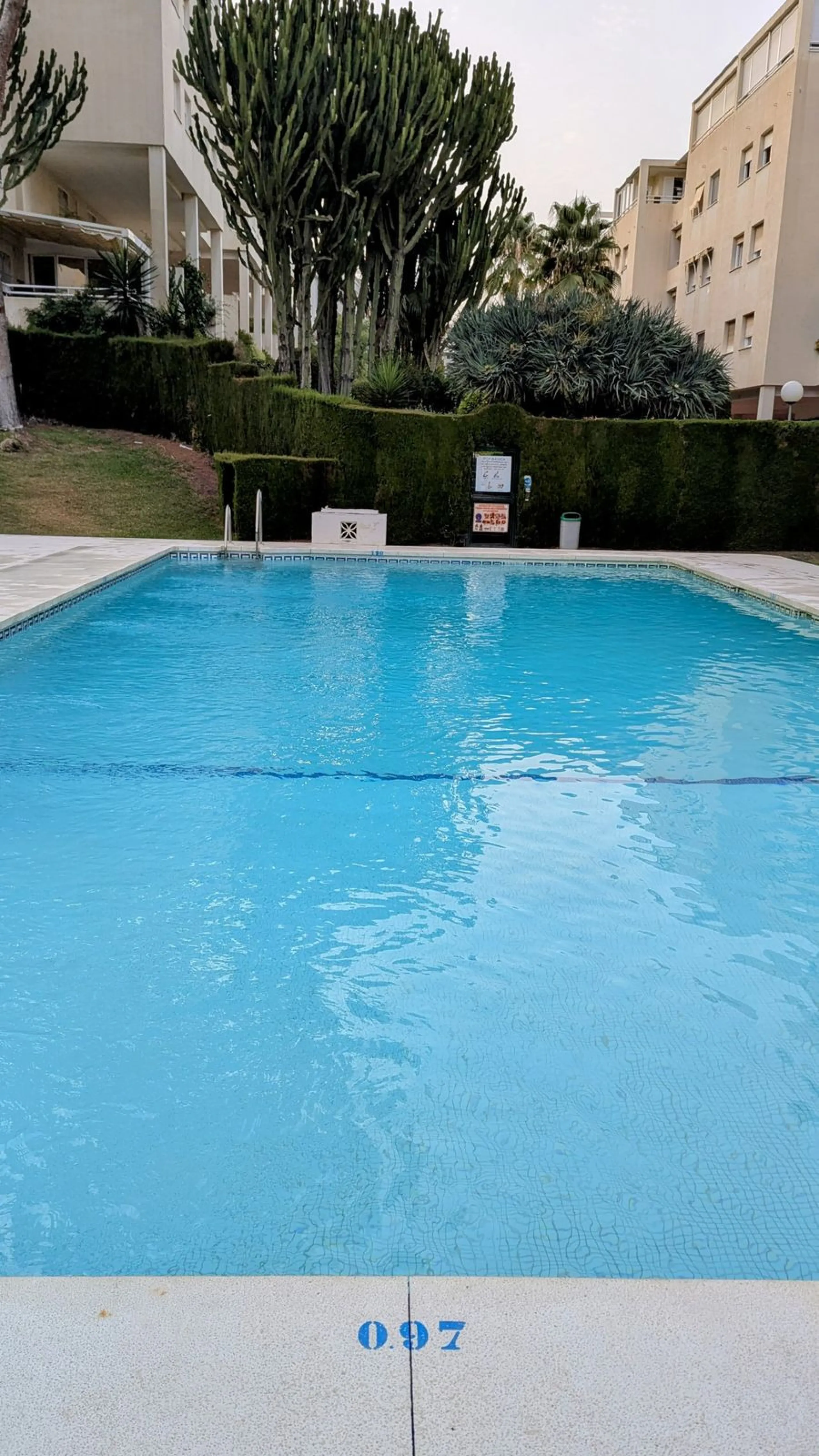 Penthouse with magnificent terrace in one of the most exclusive and sought after neighbourhoods in the city of Malaga. Located in El Limonar, a quiet and residential area, but at the same time next to all the shops and services. A bus line in the same str