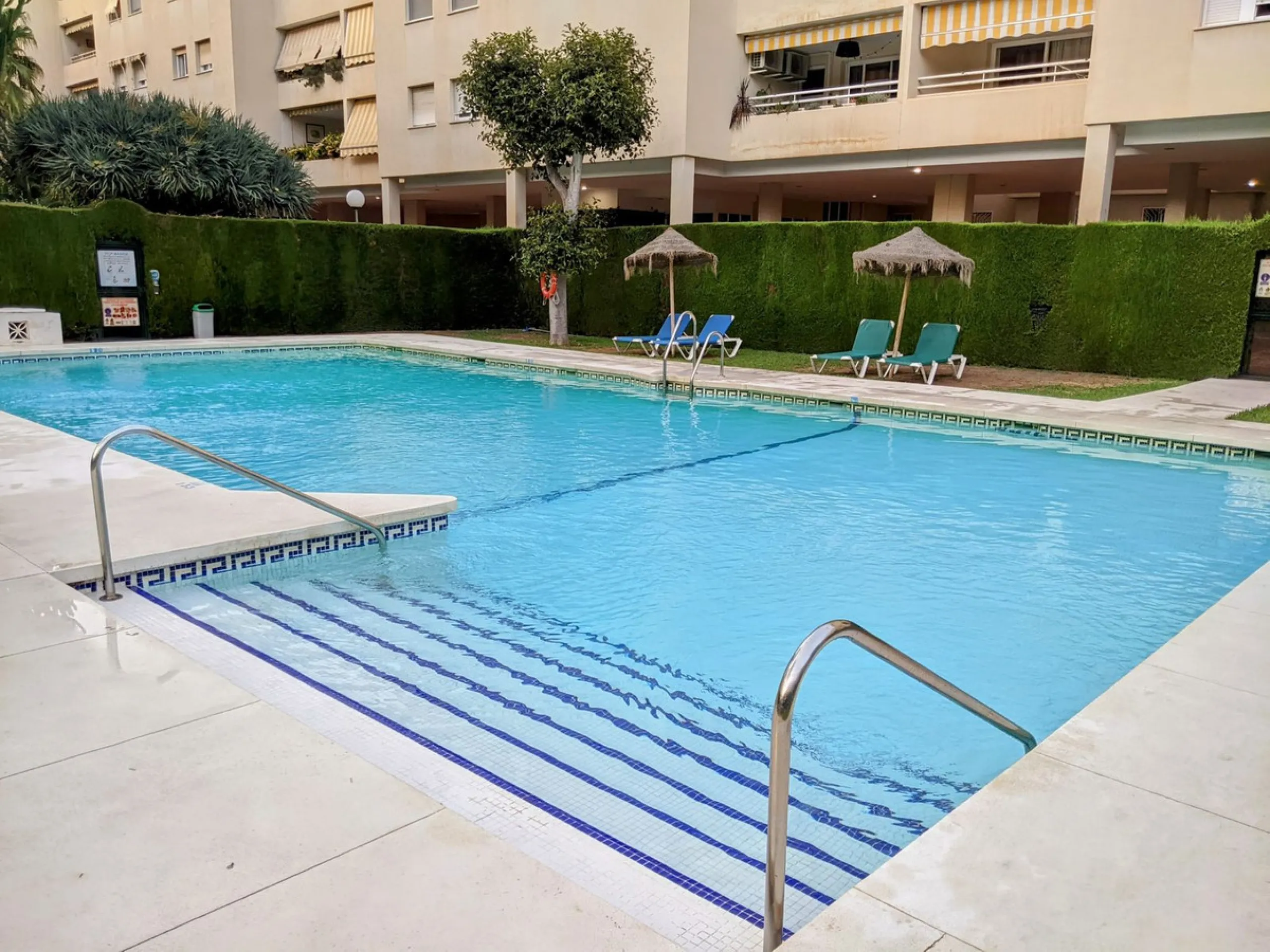 Penthouse with magnificent terrace in one of the most exclusive and sought after neighbourhoods in the city of Malaga. Located in El Limonar, a quiet and residential area, but at the same time next to all the shops and services. A bus line in the same str
