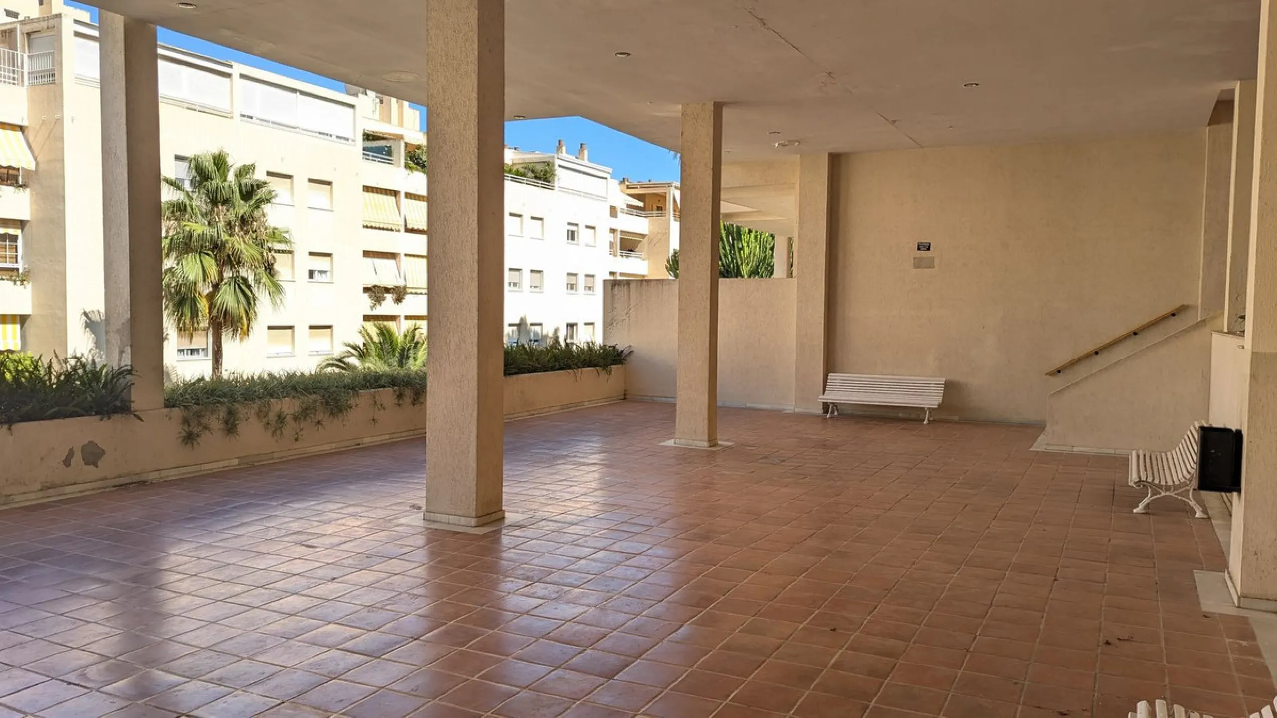 Penthouse with magnificent terrace in one of the most exclusive and sought after neighbourhoods in the city of Malaga. Located in El Limonar, a quiet and residential area, but at the same time next to all the shops and services. A bus line in the same str