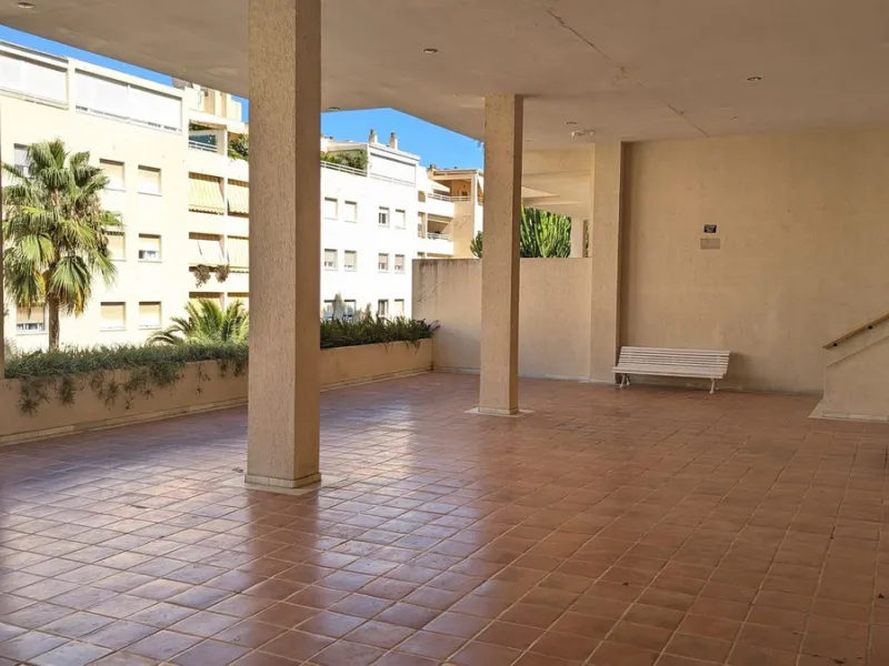 Penthouse with magnificent terrace in one of the most exclusive and sought after neighbourhoods in the city of Malaga. Located in El Limonar, a quiet and residential area, but at the same time next to all the shops and services. A bus line in the same str