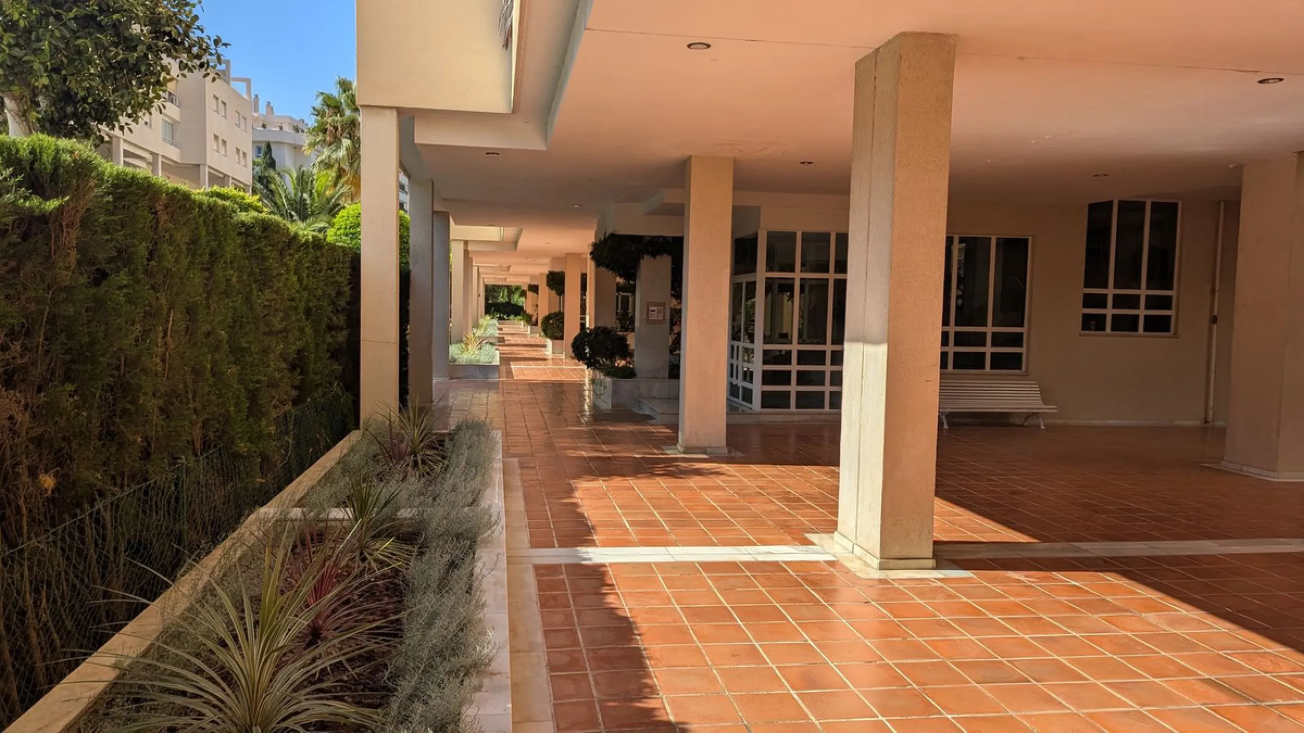 Penthouse with magnificent terrace in one of the most exclusive and sought after neighbourhoods in the city of Malaga. Located in El Limonar, a quiet and residential area, but at the same time next to all the shops and services. A bus line in the same str