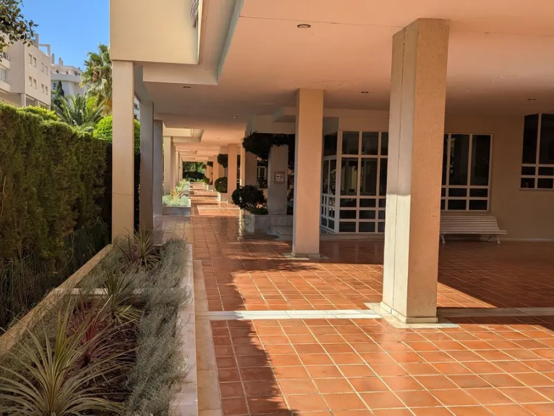 Penthouse with magnificent terrace in one of the most exclusive and sought after neighbourhoods in the city of Malaga. Located in El Limonar, a quiet and residential area, but at the same time next to all the shops and services. A bus line in the same str