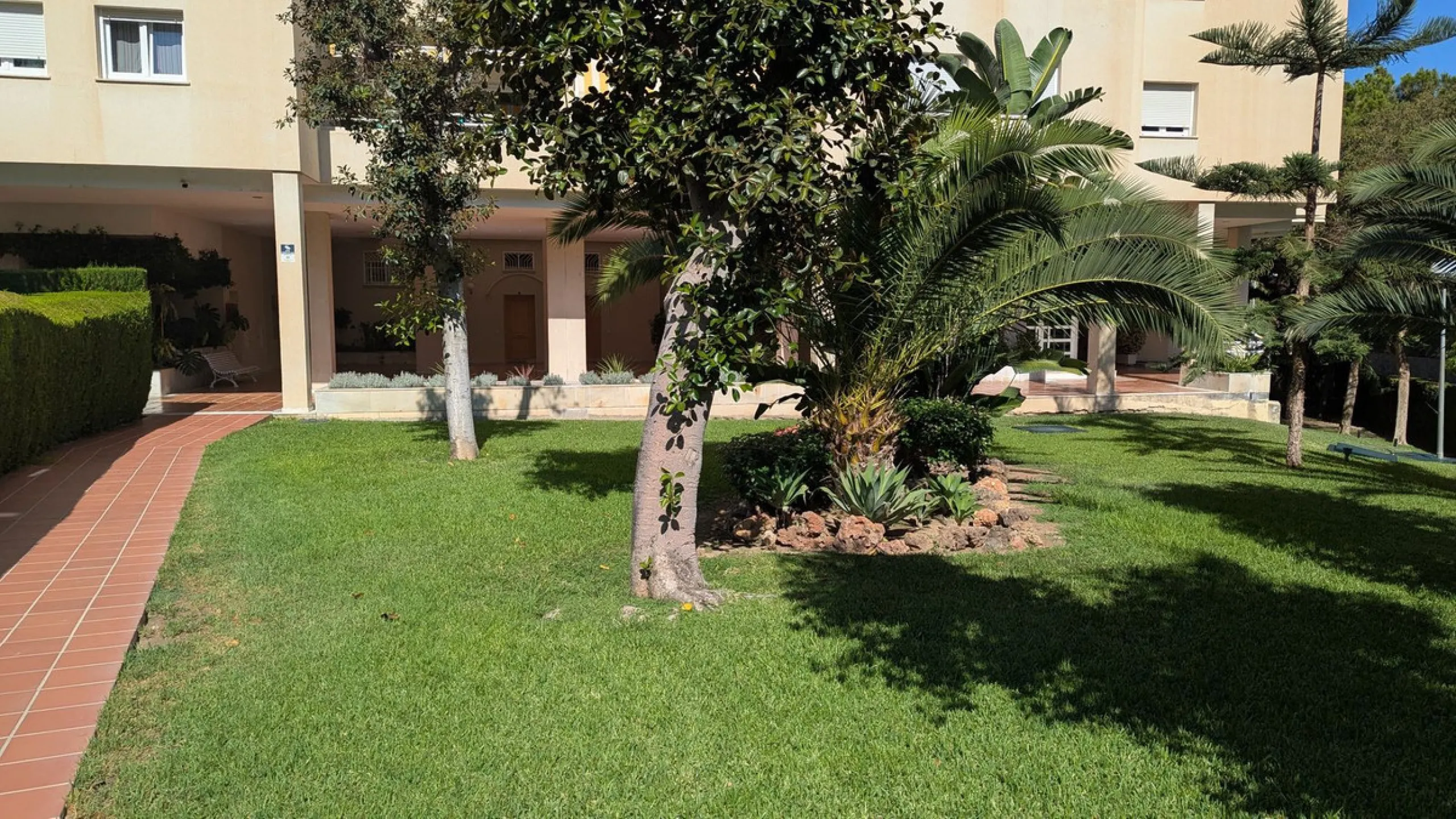 Penthouse with magnificent terrace in one of the most exclusive and sought after neighbourhoods in the city of Malaga. Located in El Limonar, a quiet and residential area, but at the same time next to all the shops and services. A bus line in the same str