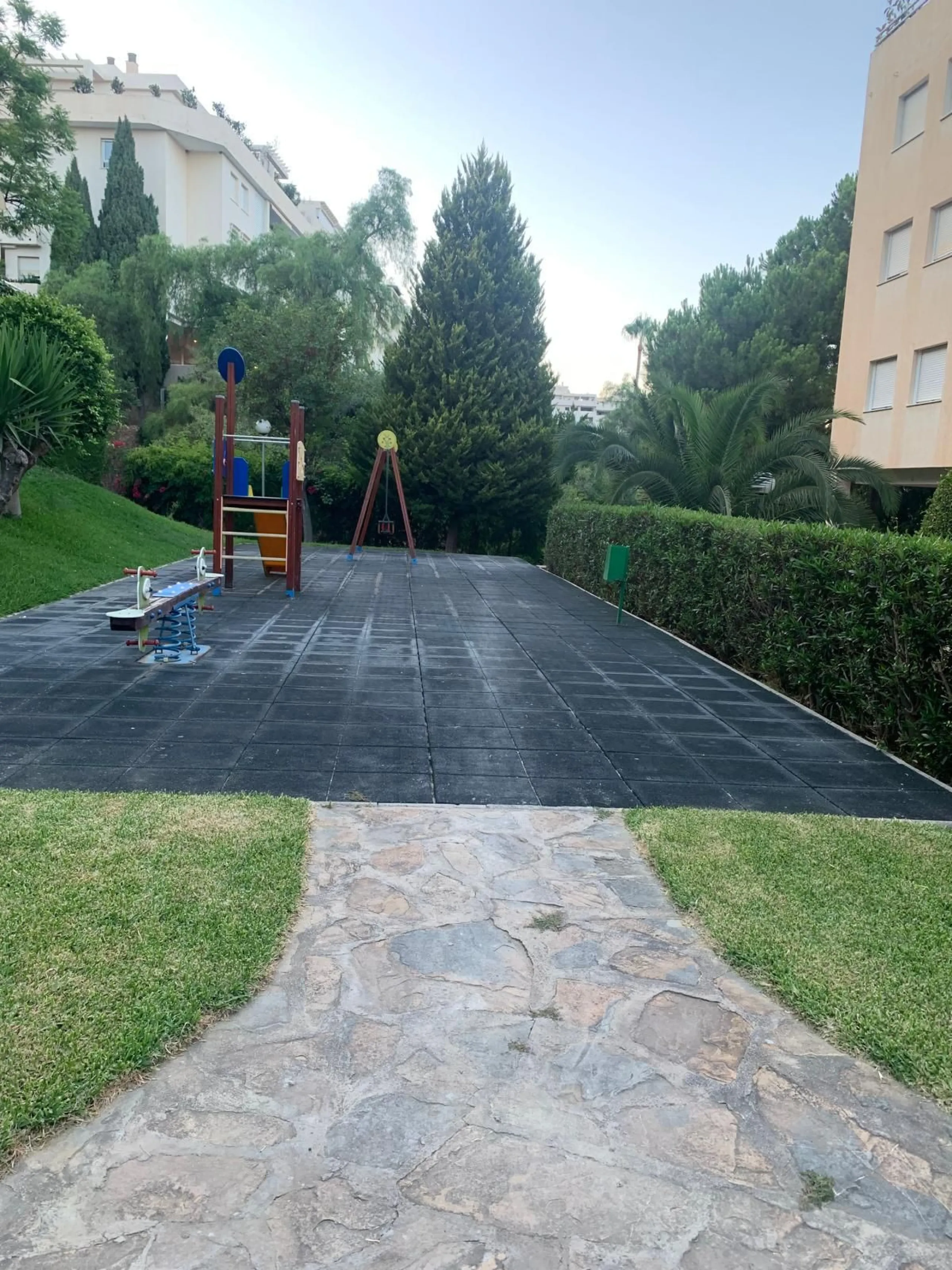 Penthouse with magnificent terrace in one of the most exclusive and sought after neighbourhoods in the city of Malaga. Located in El Limonar, a quiet and residential area, but at the same time next to all the shops and services. A bus line in the same str