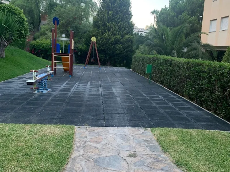 Penthouse with magnificent terrace in one of the most exclusive and sought after neighbourhoods in the city of Malaga. Located in El Limonar, a quiet and residential area, but at the same time next to all the shops and services. A bus line in the same str