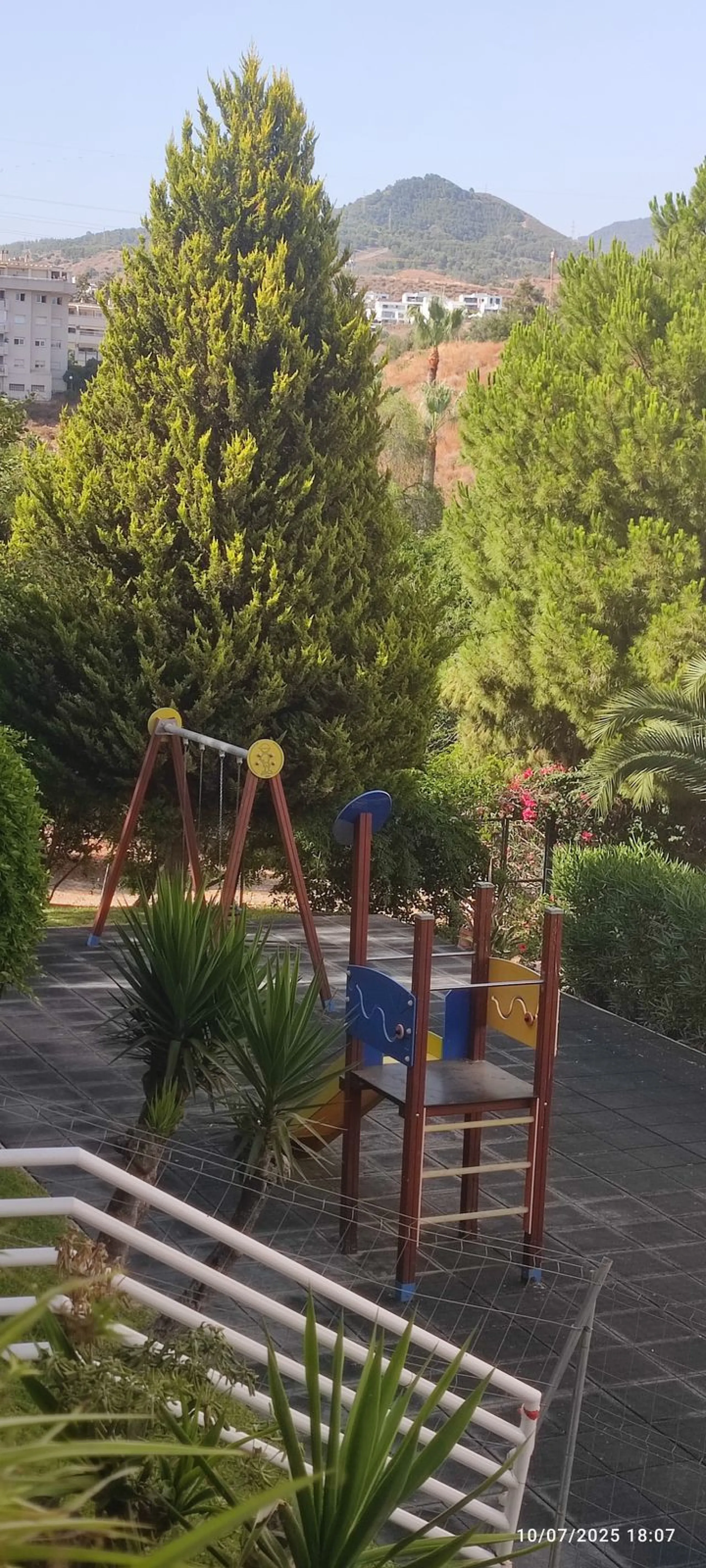 Penthouse with magnificent terrace in one of the most exclusive and sought after neighbourhoods in the city of Malaga. Located in El Limonar, a quiet and residential area, but at the same time next to all the shops and services. A bus line in the same str
