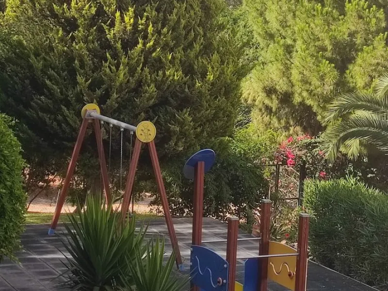 Penthouse with magnificent terrace in one of the most exclusive and sought after neighbourhoods in the city of Malaga. Located in El Limonar, a quiet and residential area, but at the same time next to all the shops and services. A bus line in the same str