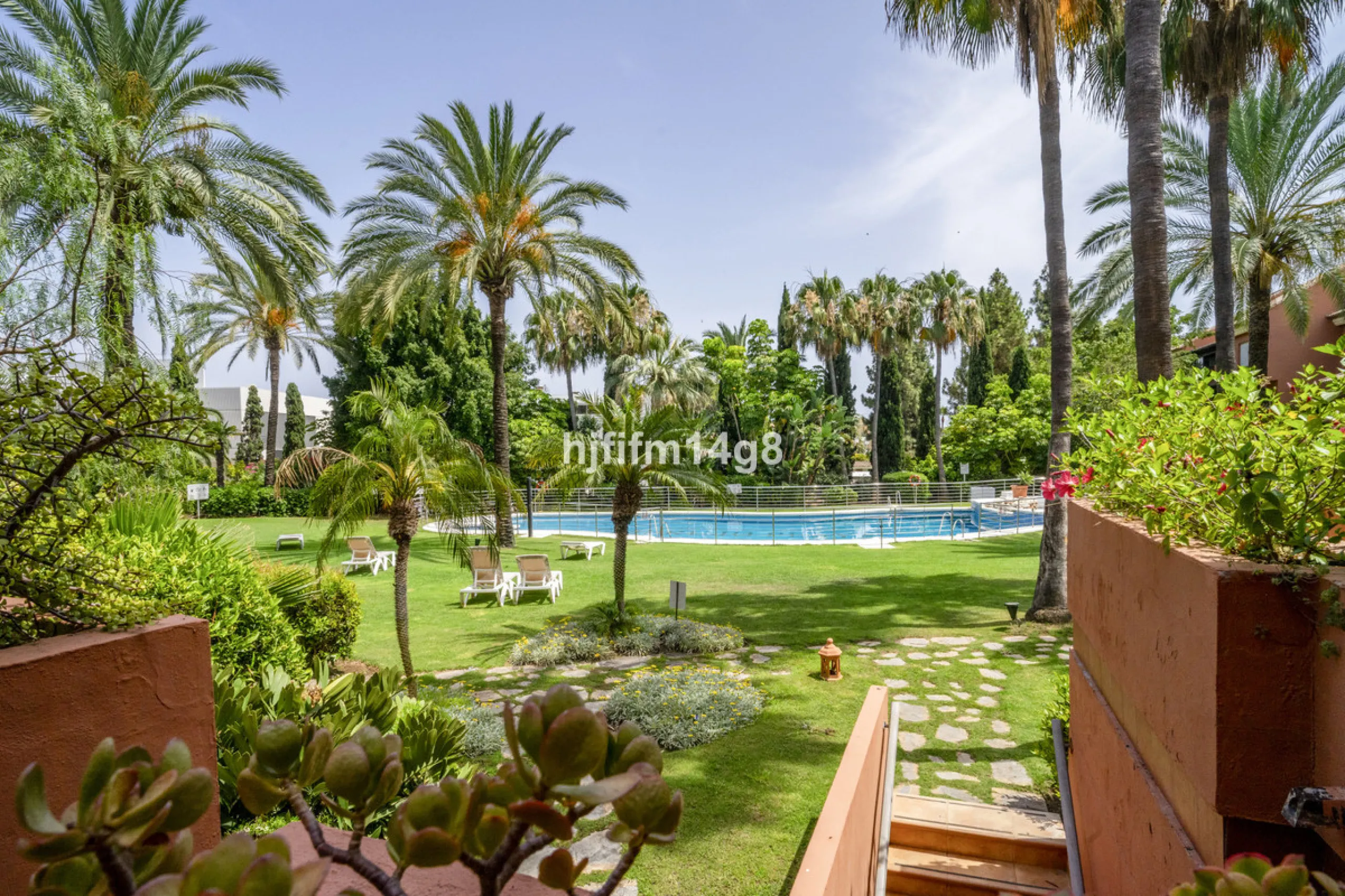 Welcome to this beautifully situated ground floor apartment in the sought-after Embrujo Playa complex, ideally located between Puerto Banús and San Pedro de Alcántara, just a few minutes' walk from the beach. This prime location offers the best of both wo