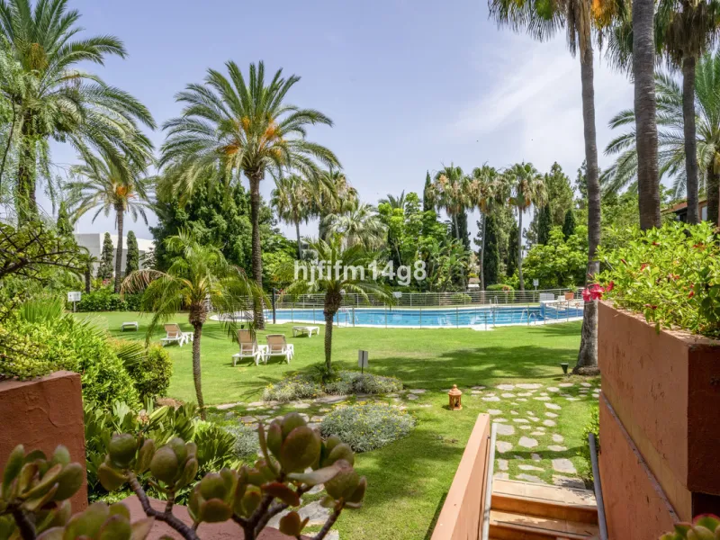 Welcome to this beautifully situated ground floor apartment in the sought-after Embrujo Playa complex, ideally located between Puerto Banús and San Pedro de Alcántara, just a few minutes' walk from the beach. This prime location offers the best of both wo