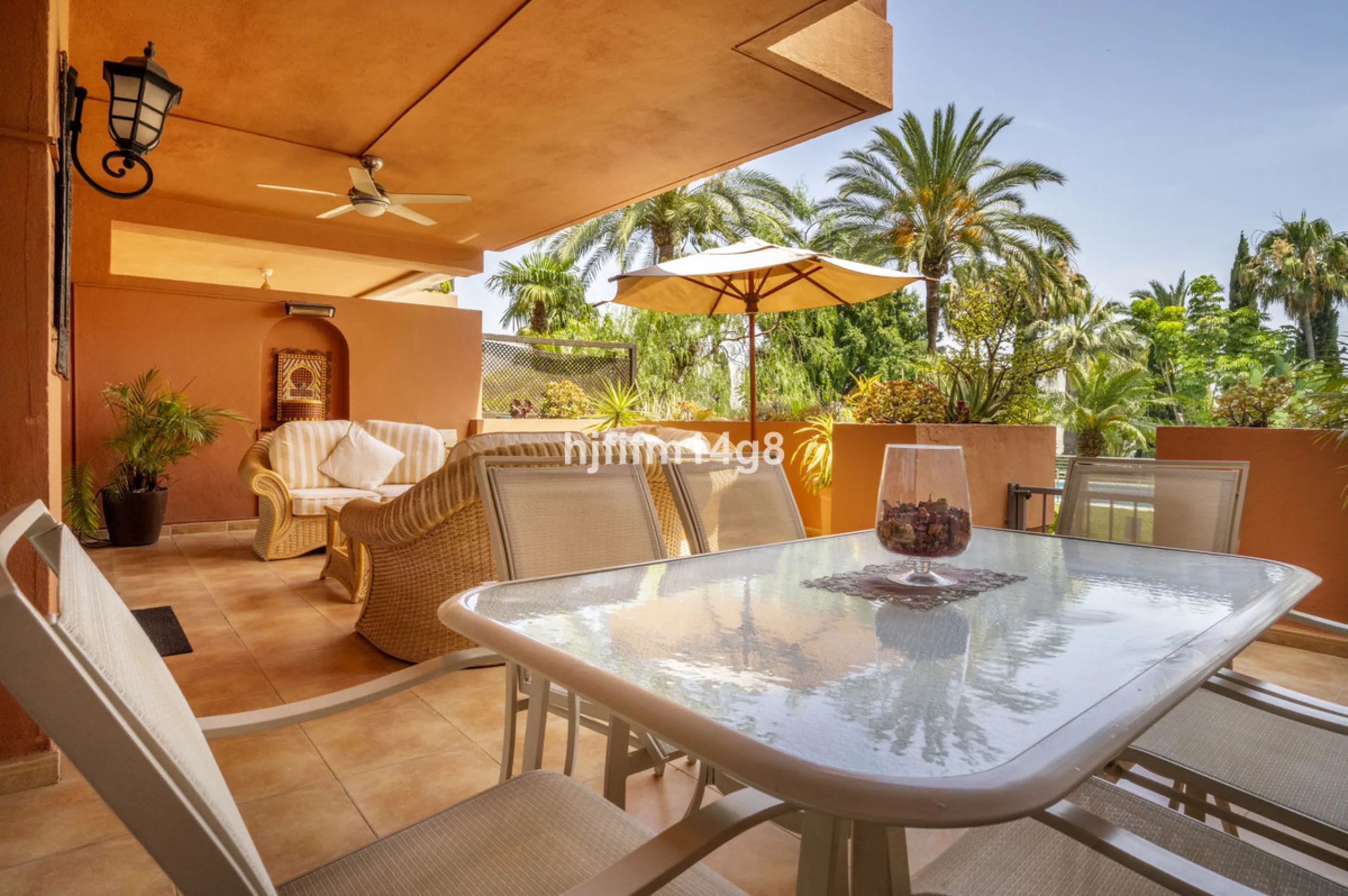 Welcome to this beautifully situated ground floor apartment in the sought-after Embrujo Playa complex, ideally located between Puerto Banús and San Pedro de Alcántara, just a few minutes' walk from the beach. This prime location offers the best of both wo