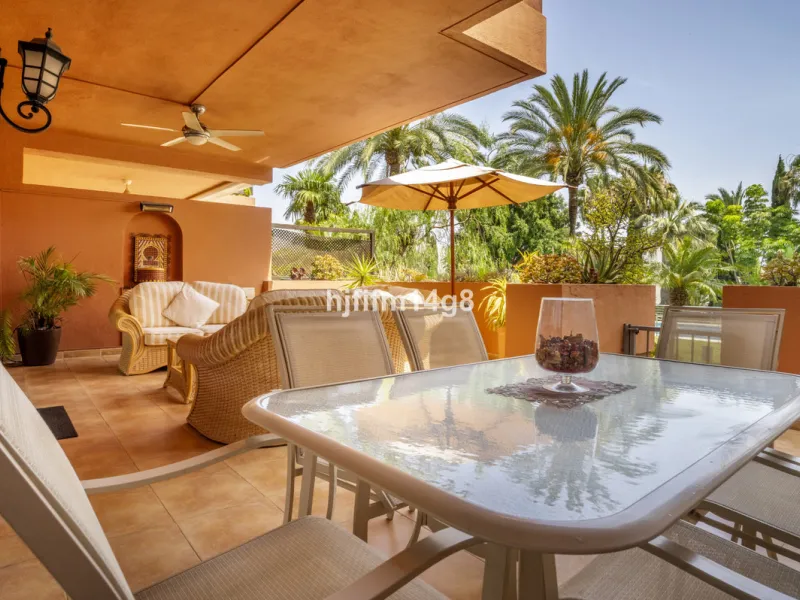 Welcome to this beautifully situated ground floor apartment in the sought-after Embrujo Playa complex, ideally located between Puerto Banús and San Pedro de Alcántara, just a few minutes' walk from the beach. This prime location offers the best of both wo