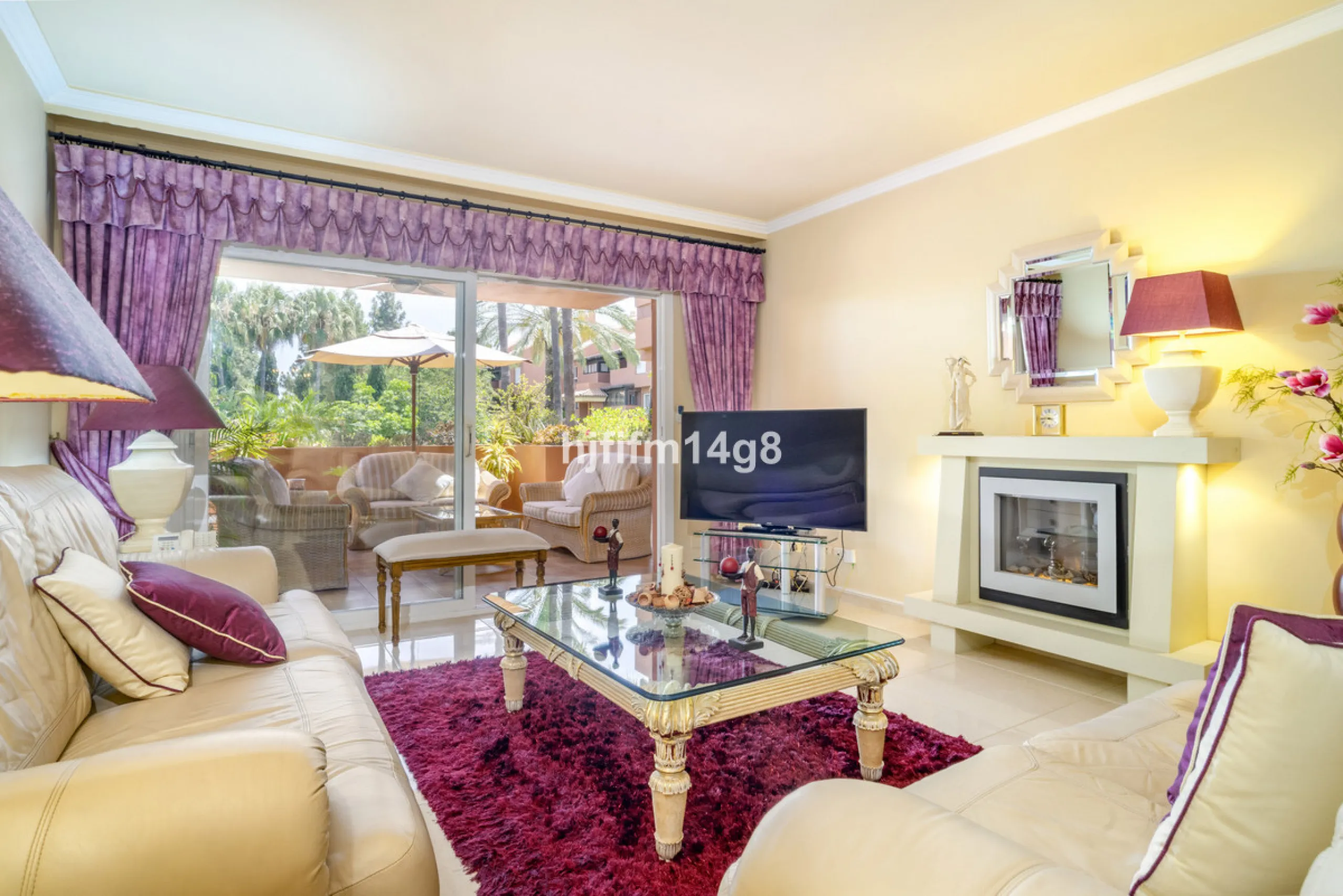 Welcome to this beautifully situated ground floor apartment in the sought-after Embrujo Playa complex, ideally located between Puerto Banús and San Pedro de Alcántara, just a few minutes' walk from the beach. This prime location offers the best of both wo