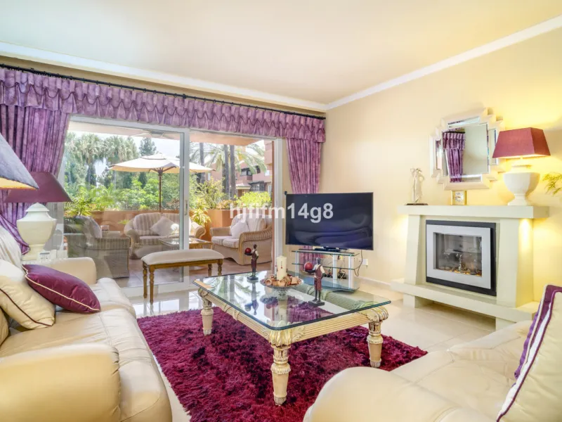Welcome to this beautifully situated ground floor apartment in the sought-after Embrujo Playa complex, ideally located between Puerto Banús and San Pedro de Alcántara, just a few minutes' walk from the beach. This prime location offers the best of both wo