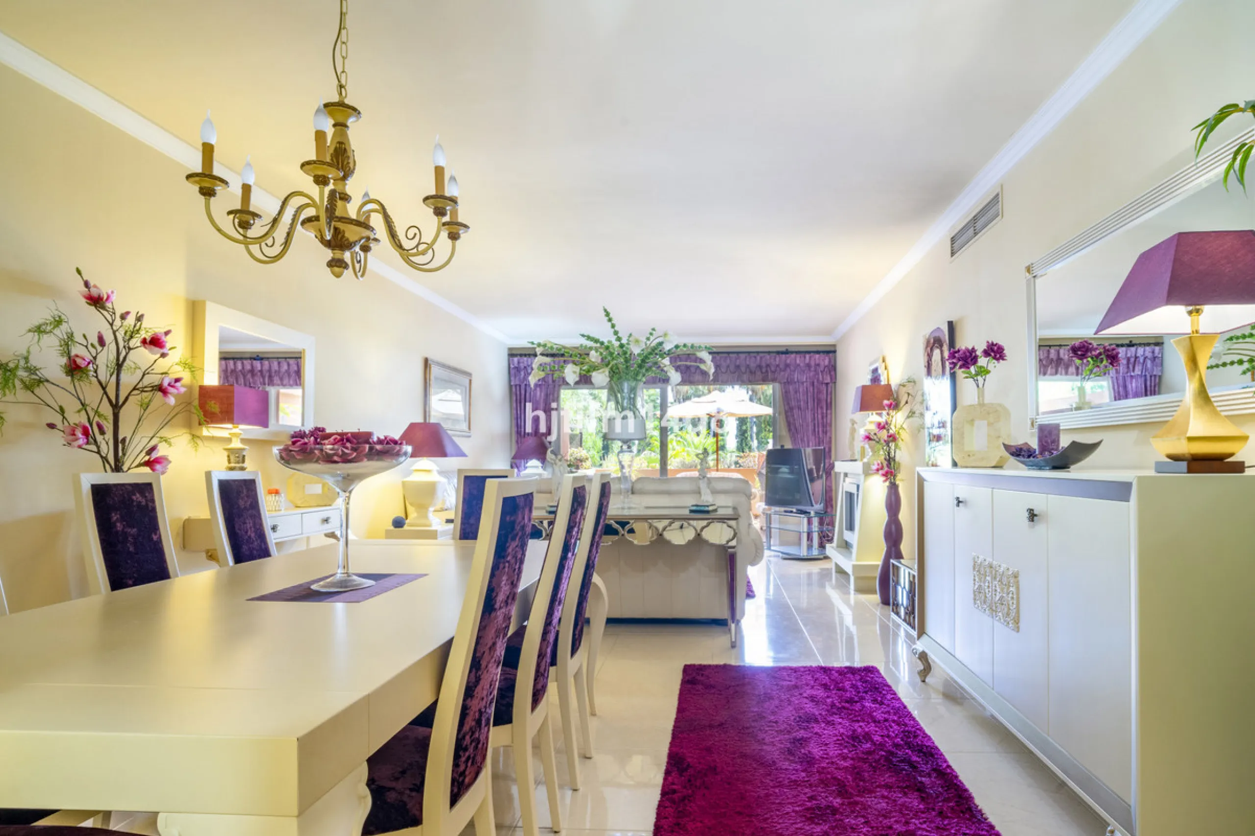 Welcome to this beautifully situated ground floor apartment in the sought-after Embrujo Playa complex, ideally located between Puerto Banús and San Pedro de Alcántara, just a few minutes' walk from the beach. This prime location offers the best of both wo