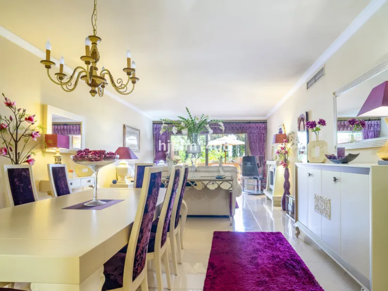 Welcome to this beautifully situated ground floor apartment in the sought-after Embrujo Playa complex, ideally located between Puerto Banús and San Pedro de Alcántara, just a few minutes' walk from the beach. This prime location offers the best of both wo