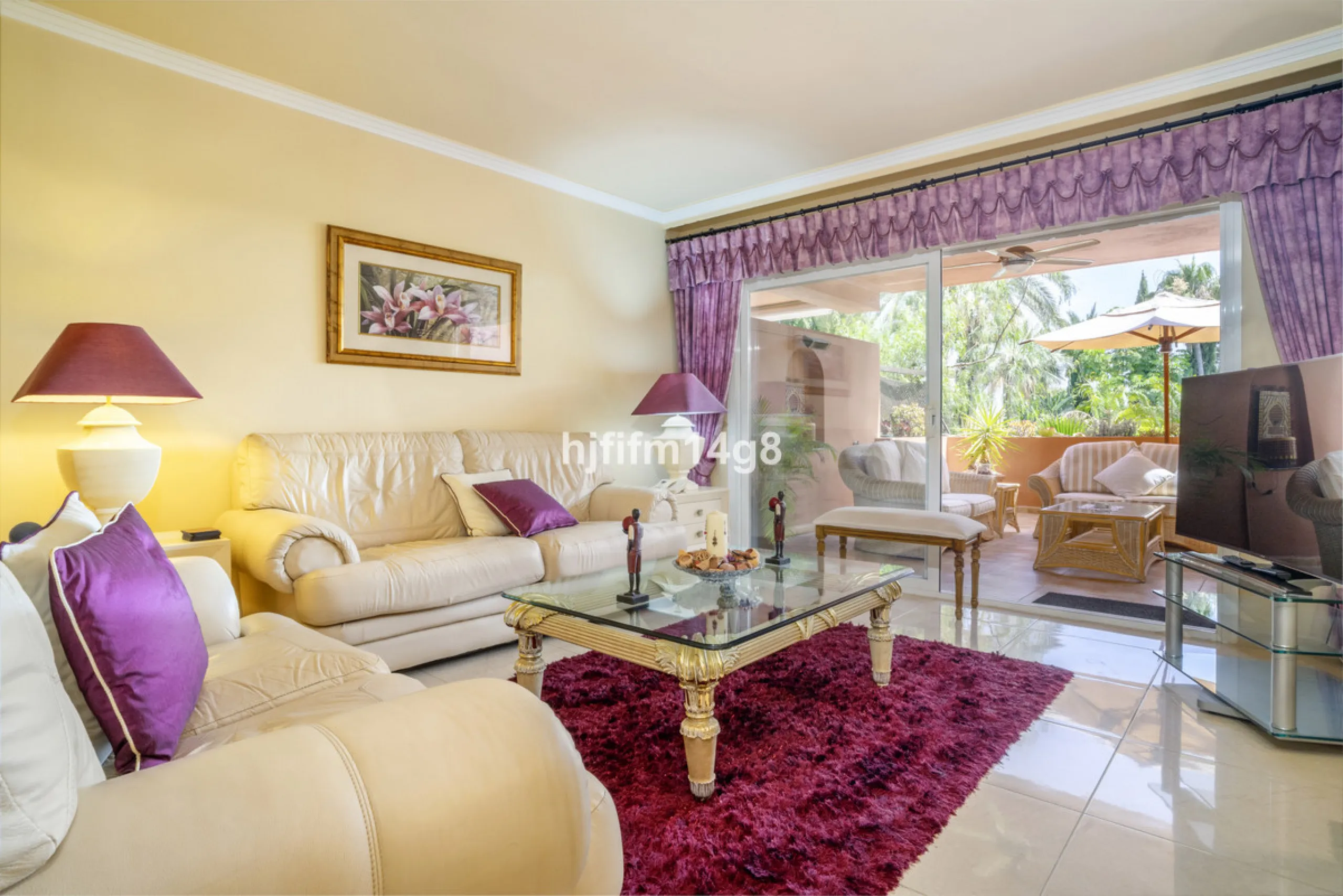 Welcome to this beautifully situated ground floor apartment in the sought-after Embrujo Playa complex, ideally located between Puerto Banús and San Pedro de Alcántara, just a few minutes' walk from the beach. This prime location offers the best of both wo