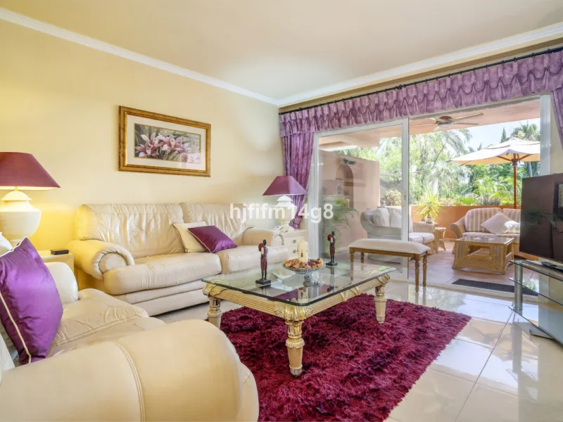 Welcome to this beautifully situated ground floor apartment in the sought-after Embrujo Playa complex, ideally located between Puerto Banús and San Pedro de Alcántara, just a few minutes' walk from the beach. This prime location offers the best of both wo