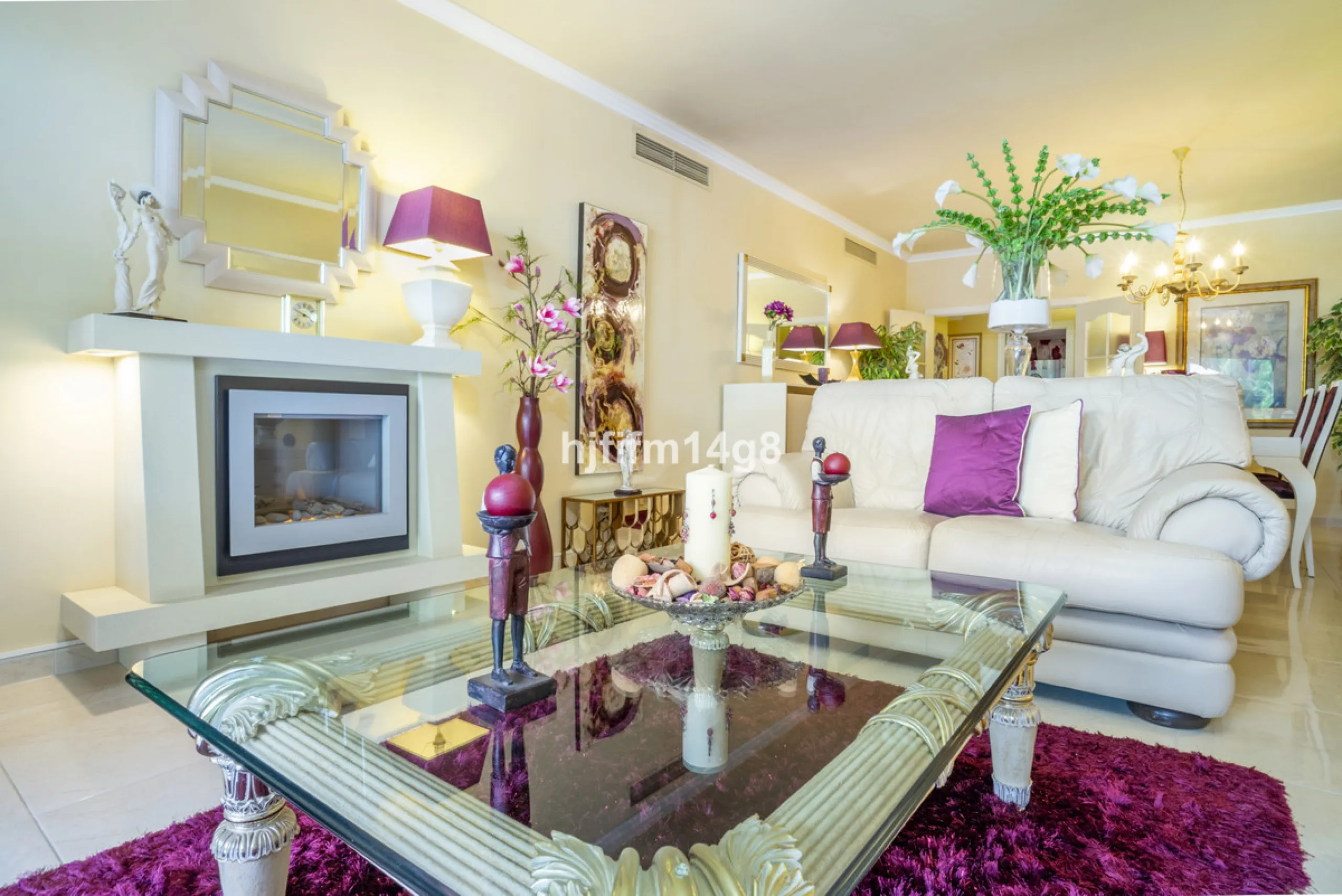 Welcome to this beautifully situated ground floor apartment in the sought-after Embrujo Playa complex, ideally located between Puerto Banús and San Pedro de Alcántara, just a few minutes' walk from the beach. This prime location offers the best of both wo