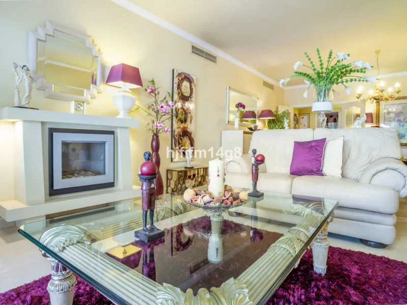 Welcome to this beautifully situated ground floor apartment in the sought-after Embrujo Playa complex, ideally located between Puerto Banús and San Pedro de Alcántara, just a few minutes' walk from the beach. This prime location offers the best of both wo