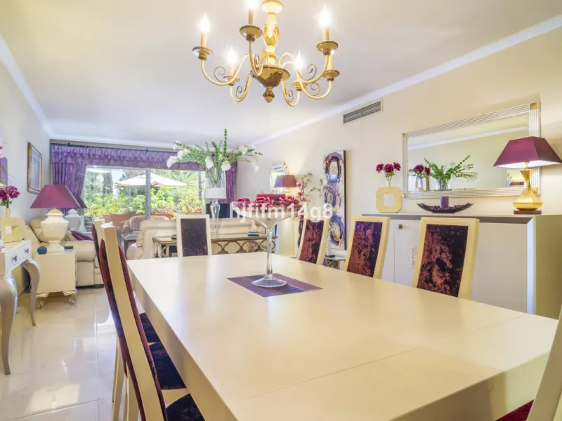 Welcome to this beautifully situated ground floor apartment in the sought-after Embrujo Playa complex, ideally located between Puerto Banús and San Pedro de Alcántara, just a few minutes' walk from the beach. This prime location offers the best of both wo