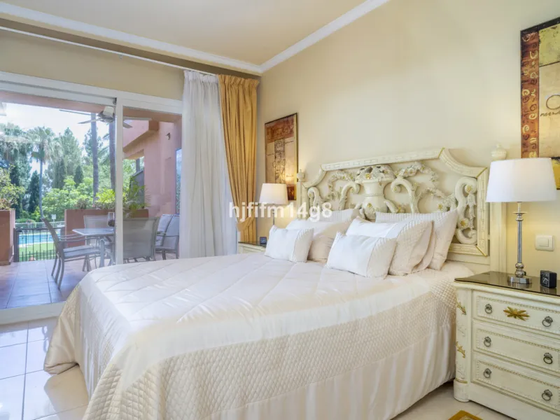 Welcome to this beautifully situated ground floor apartment in the sought-after Embrujo Playa complex, ideally located between Puerto Banús and San Pedro de Alcántara, just a few minutes' walk from the beach. This prime location offers the best of both wo