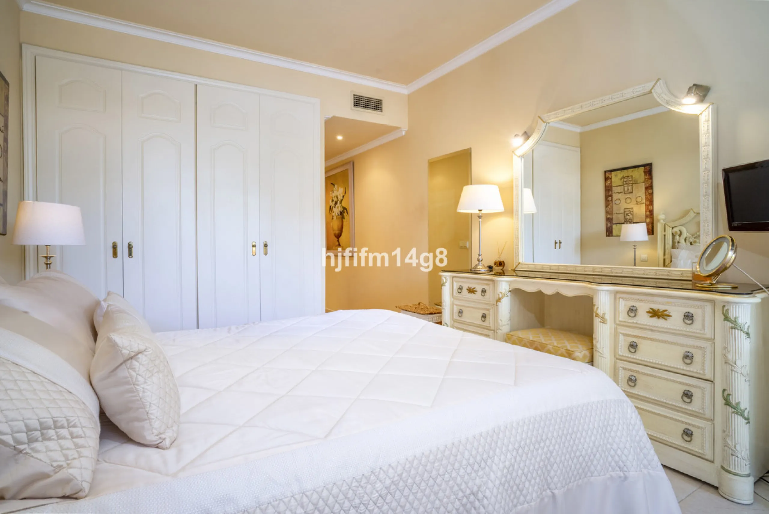 Welcome to this beautifully situated ground floor apartment in the sought-after Embrujo Playa complex, ideally located between Puerto Banús and San Pedro de Alcántara, just a few minutes' walk from the beach. This prime location offers the best of both wo