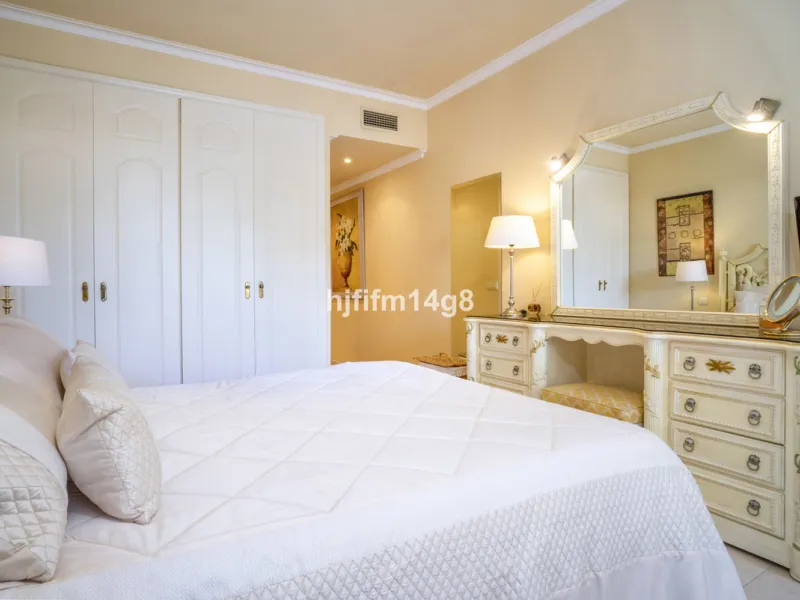 Welcome to this beautifully situated ground floor apartment in the sought-after Embrujo Playa complex, ideally located between Puerto Banús and San Pedro de Alcántara, just a few minutes' walk from the beach. This prime location offers the best of both wo