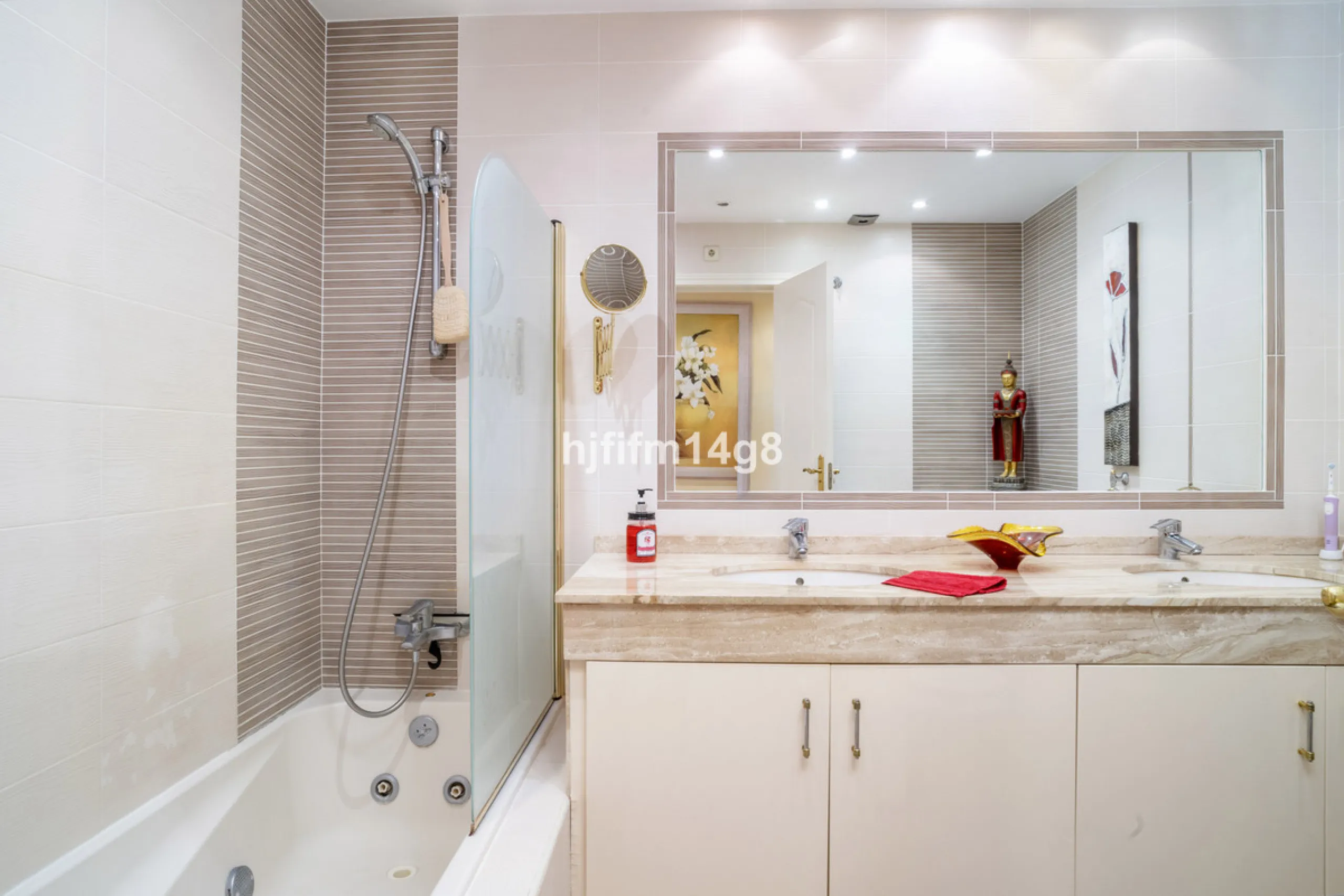 Welcome to this beautifully situated ground floor apartment in the sought-after Embrujo Playa complex, ideally located between Puerto Banús and San Pedro de Alcántara, just a few minutes' walk from the beach. This prime location offers the best of both wo