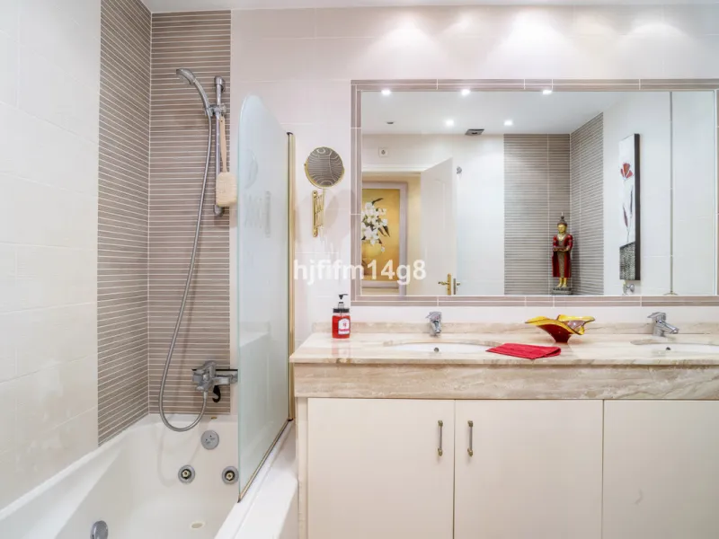 Welcome to this beautifully situated ground floor apartment in the sought-after Embrujo Playa complex, ideally located between Puerto Banús and San Pedro de Alcántara, just a few minutes' walk from the beach. This prime location offers the best of both wo