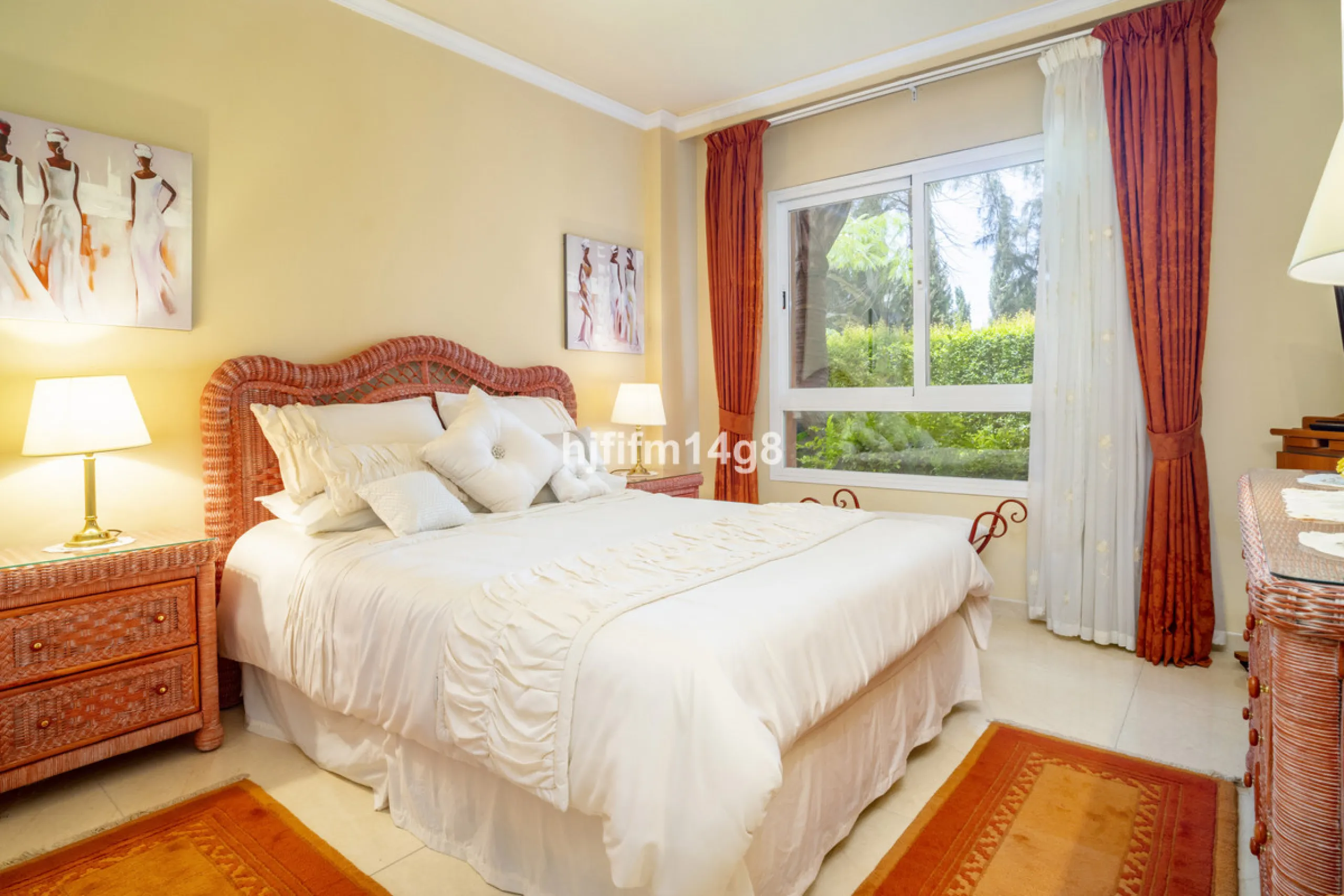 Welcome to this beautifully situated ground floor apartment in the sought-after Embrujo Playa complex, ideally located between Puerto Banús and San Pedro de Alcántara, just a few minutes' walk from the beach. This prime location offers the best of both wo