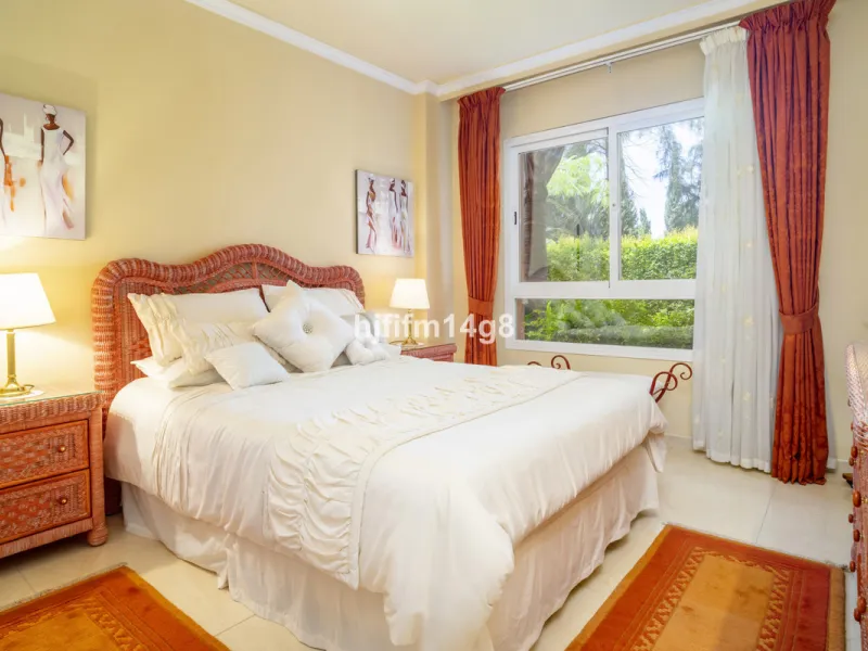 Welcome to this beautifully situated ground floor apartment in the sought-after Embrujo Playa complex, ideally located between Puerto Banús and San Pedro de Alcántara, just a few minutes' walk from the beach. This prime location offers the best of both wo