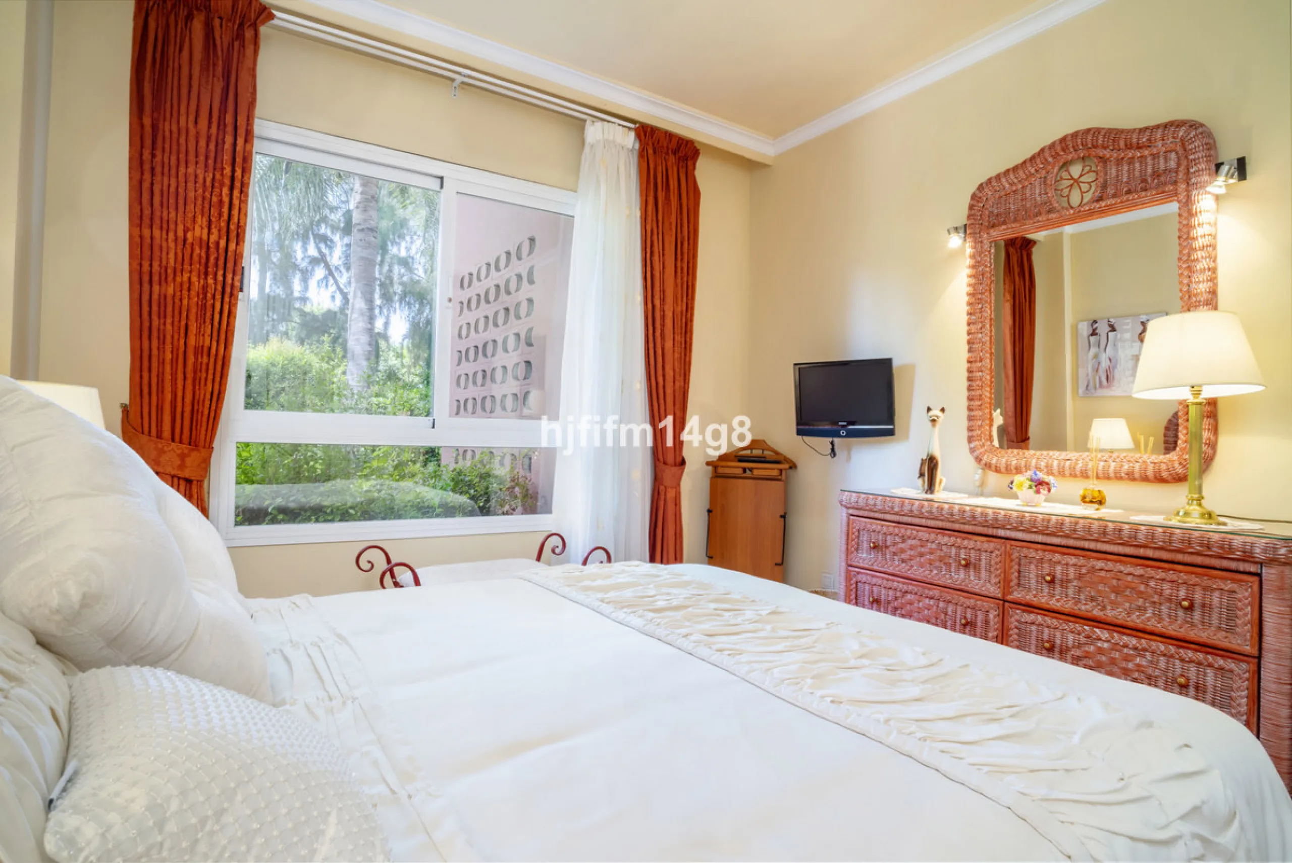 Welcome to this beautifully situated ground floor apartment in the sought-after Embrujo Playa complex, ideally located between Puerto Banús and San Pedro de Alcántara, just a few minutes' walk from the beach. This prime location offers the best of both wo